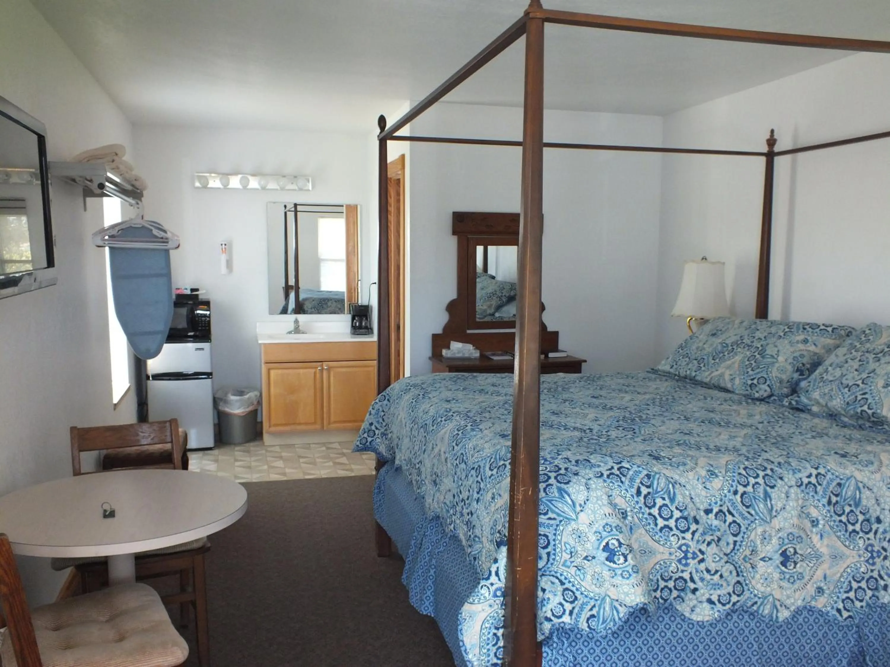 Bedroom, Bed in Scarborough Inn