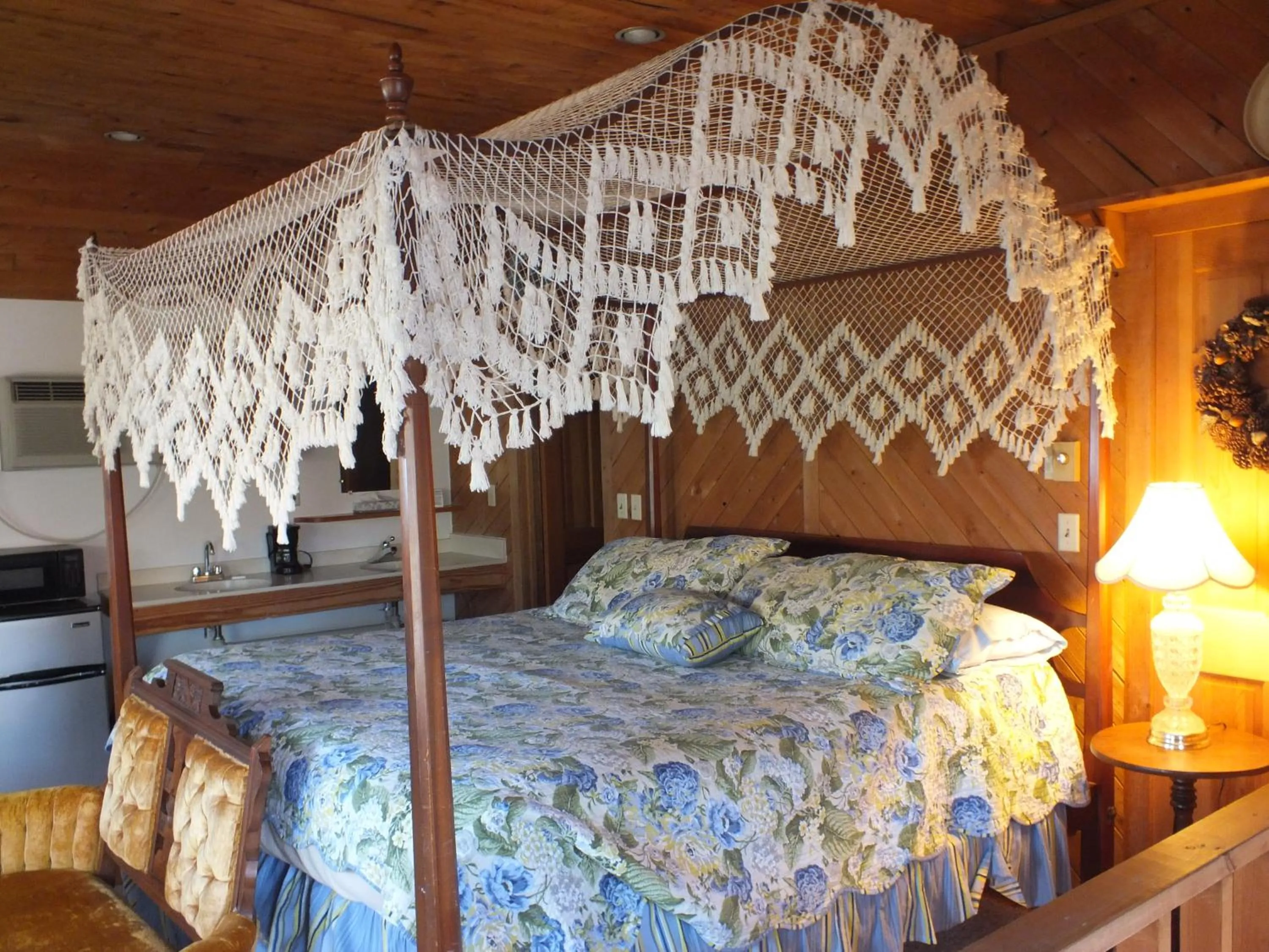 Bedroom, Bed in Scarborough Inn