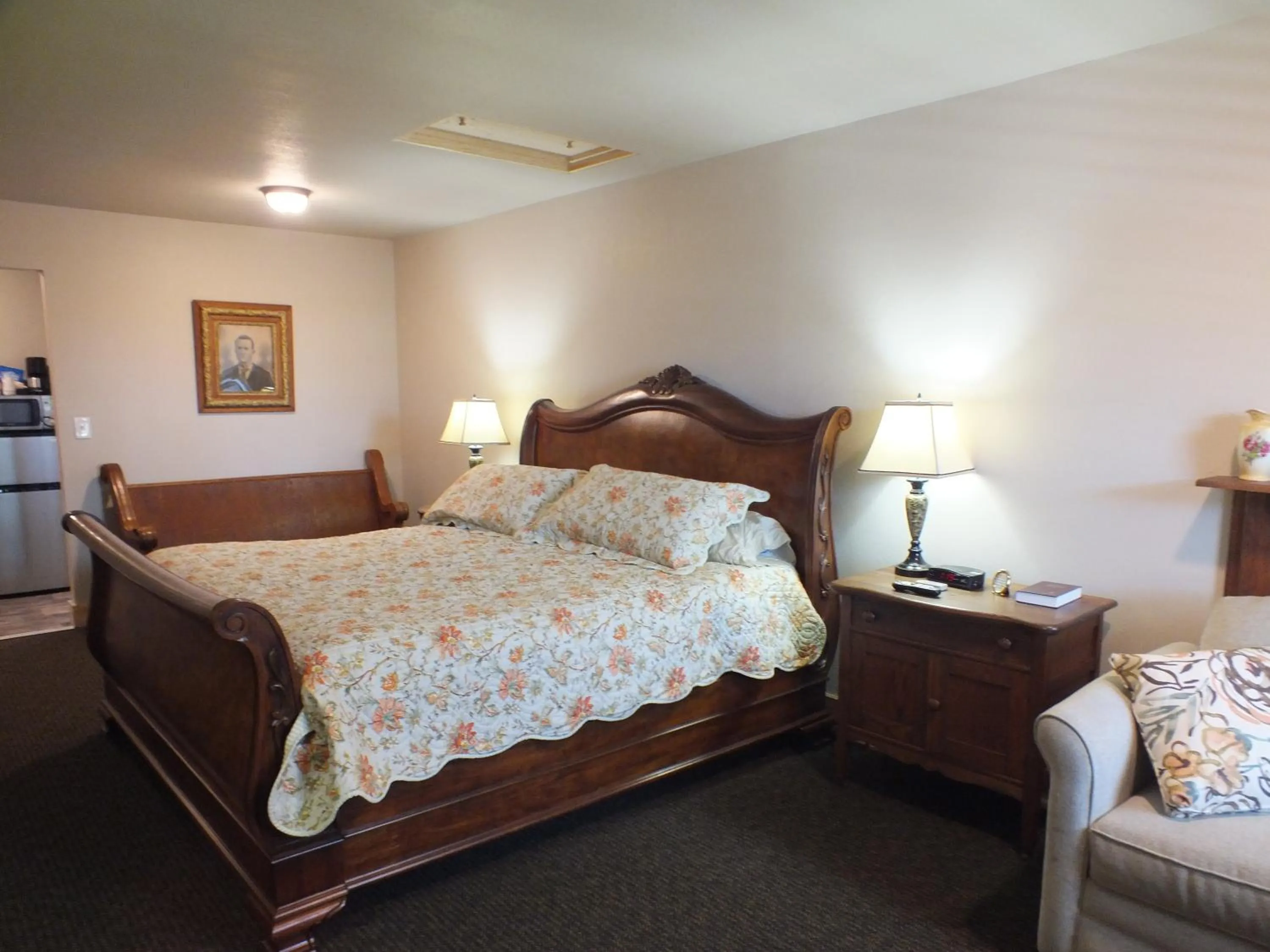 Bedroom, Bed in Scarborough Inn