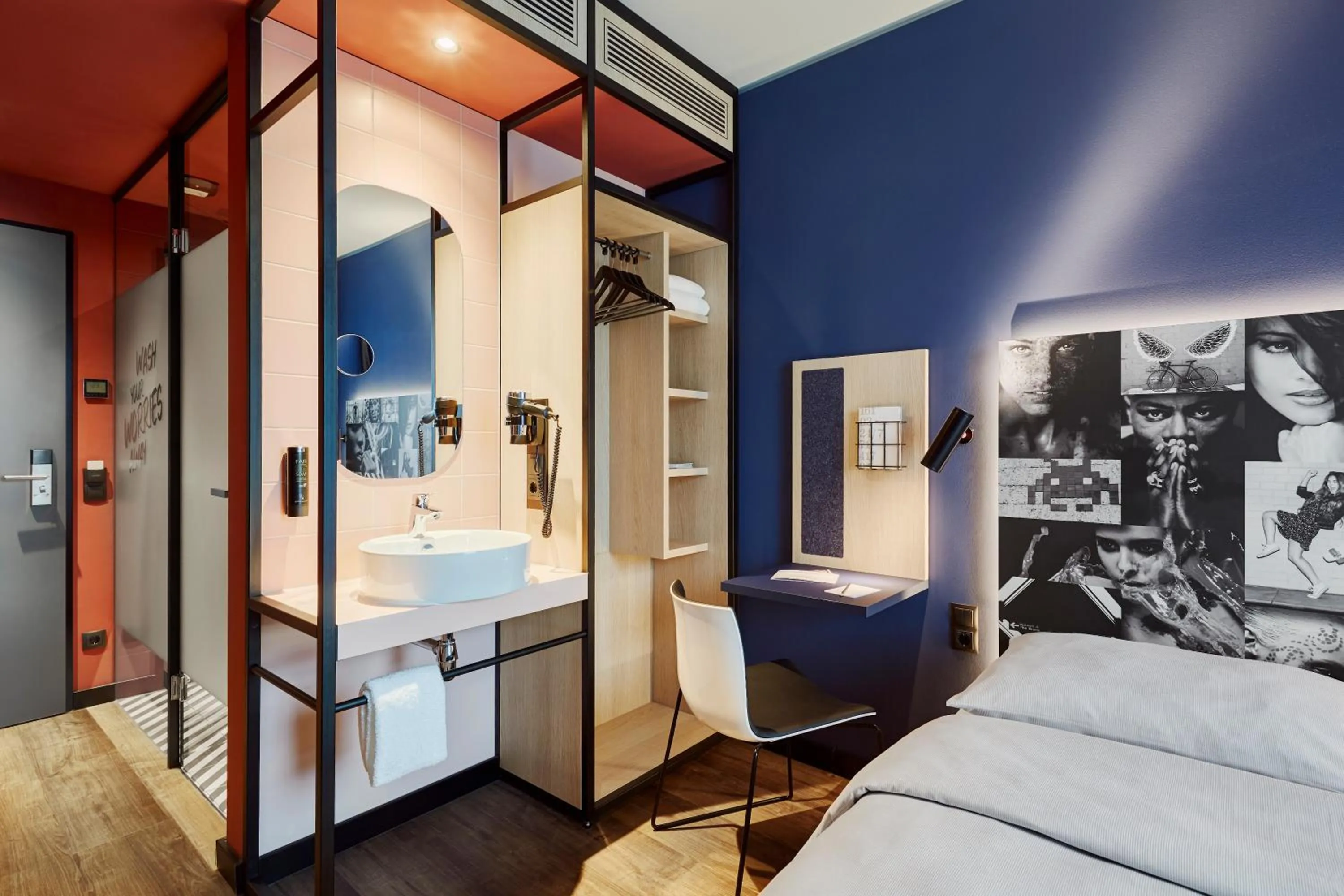 Bathroom, Bed in LEGERE EXPRESS Leipzig