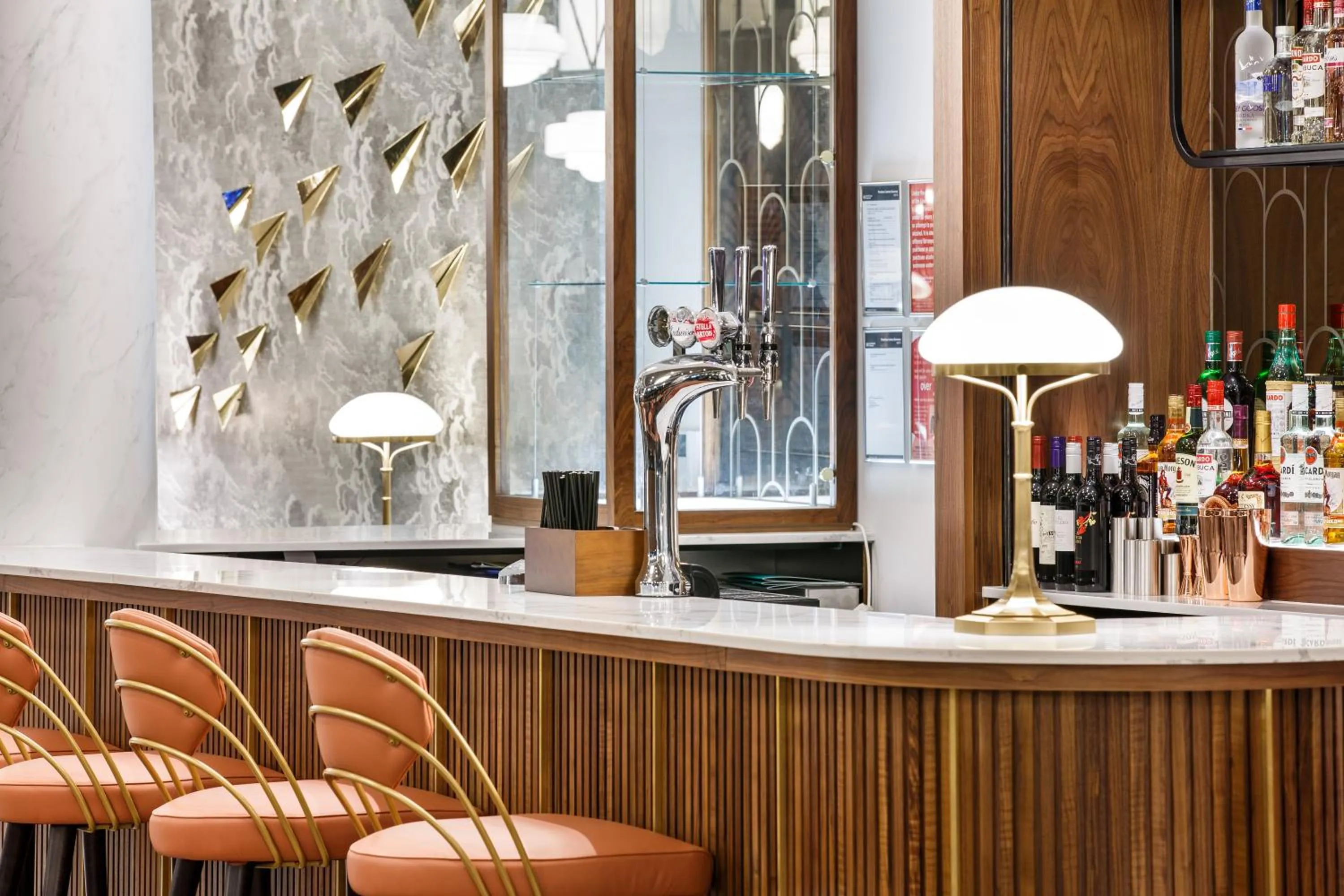 Lounge or bar in IBIS STYLES London Heathrow East