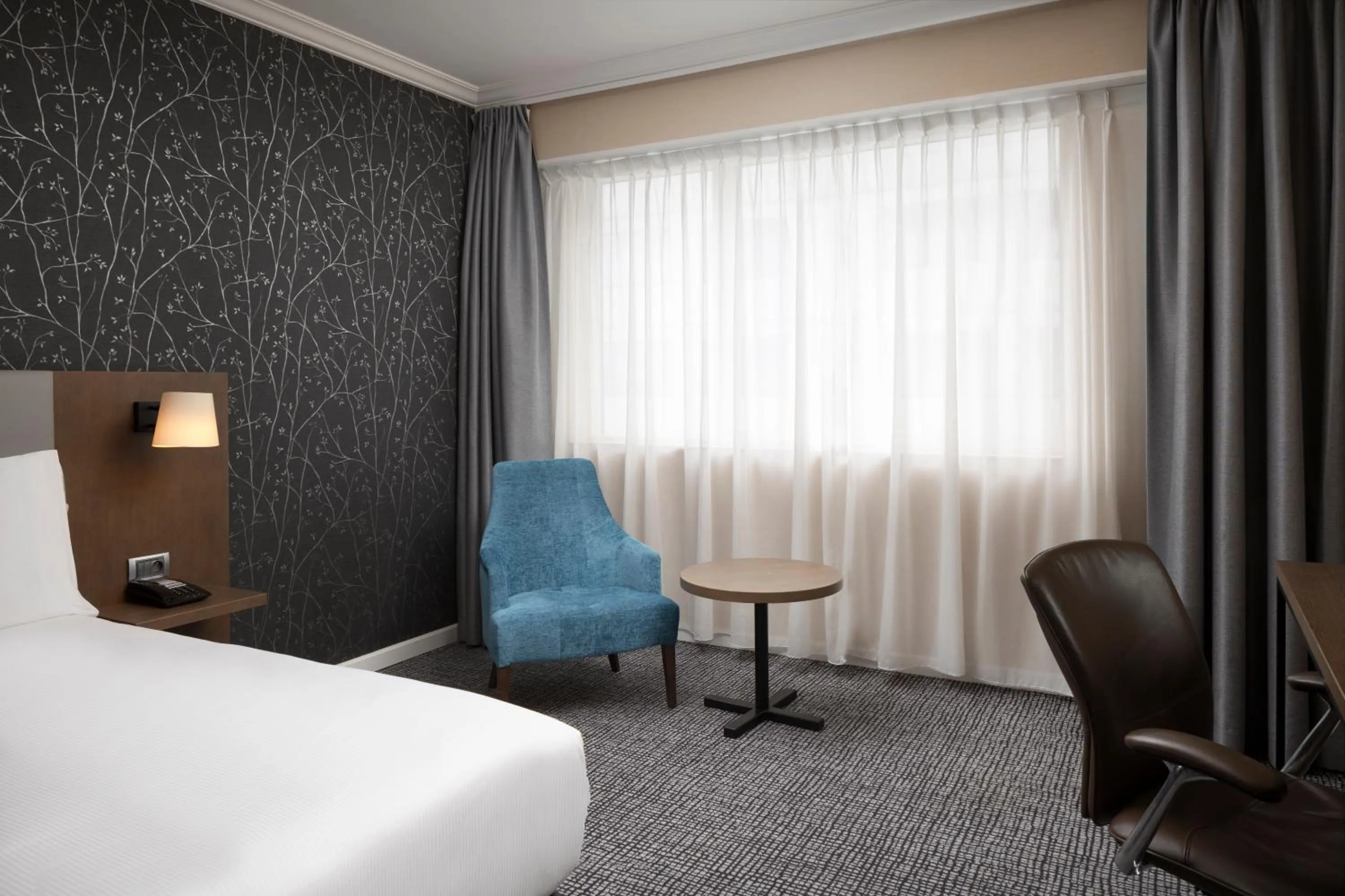 Living room, Bed in Hilton Paris Charles De Gaulle Airport