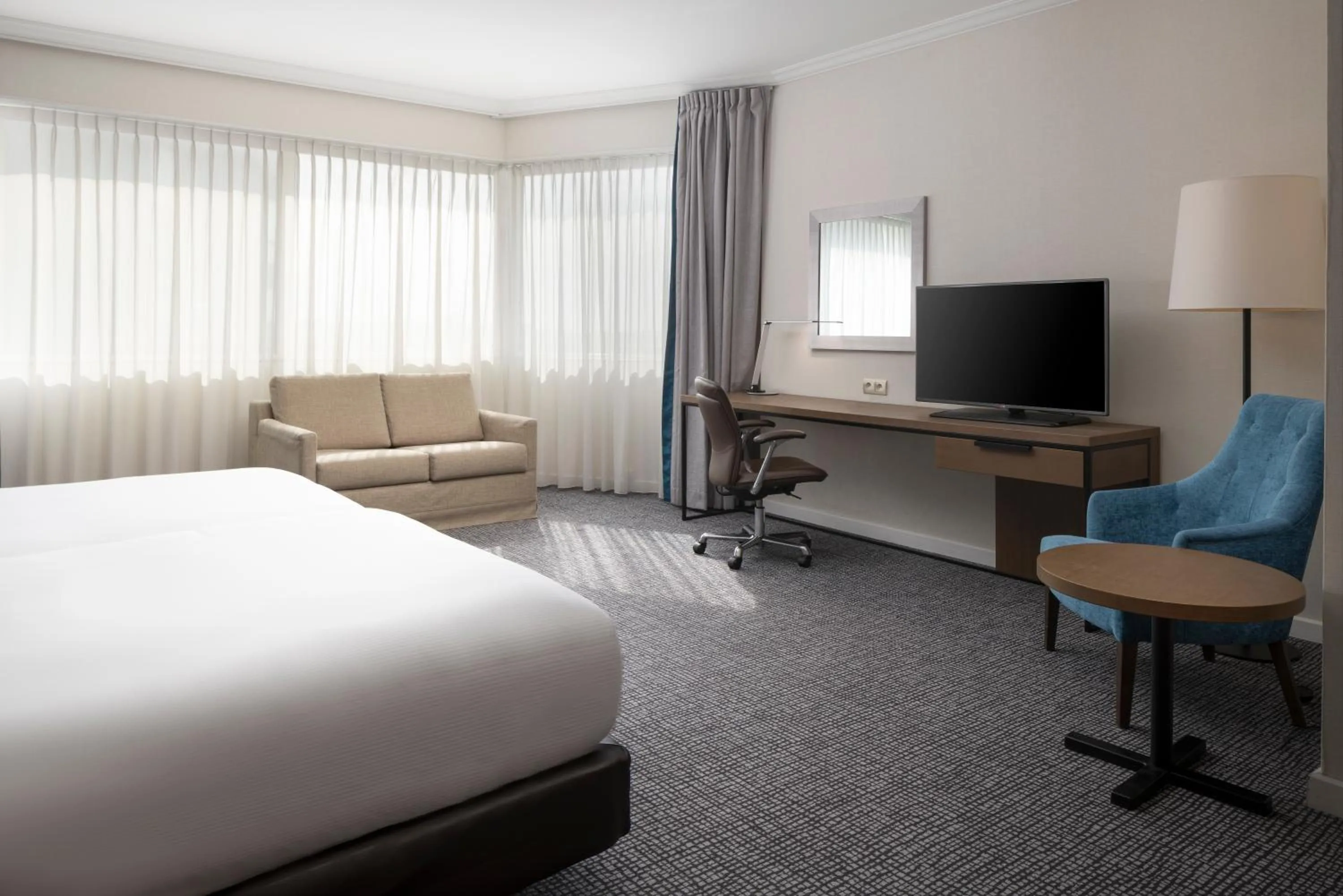 TV and multimedia, Bed in Hilton Paris Charles De Gaulle Airport