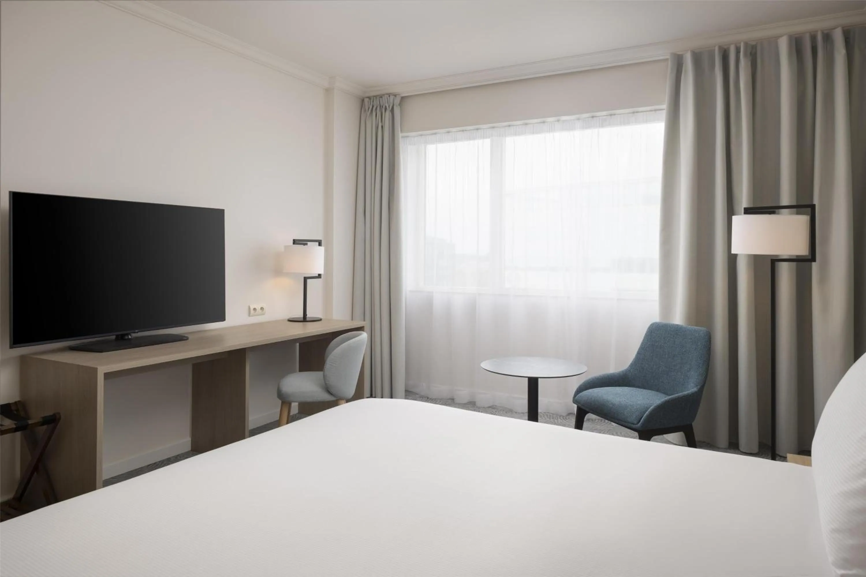 Bedroom, Bed in Hilton Paris Charles De Gaulle Airport