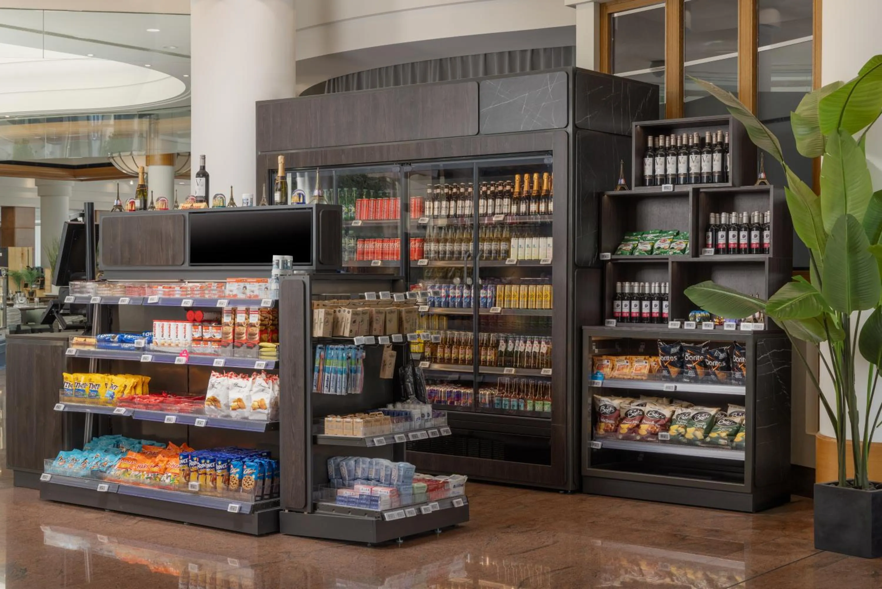 On-site shops in Hilton Paris Charles De Gaulle Airport