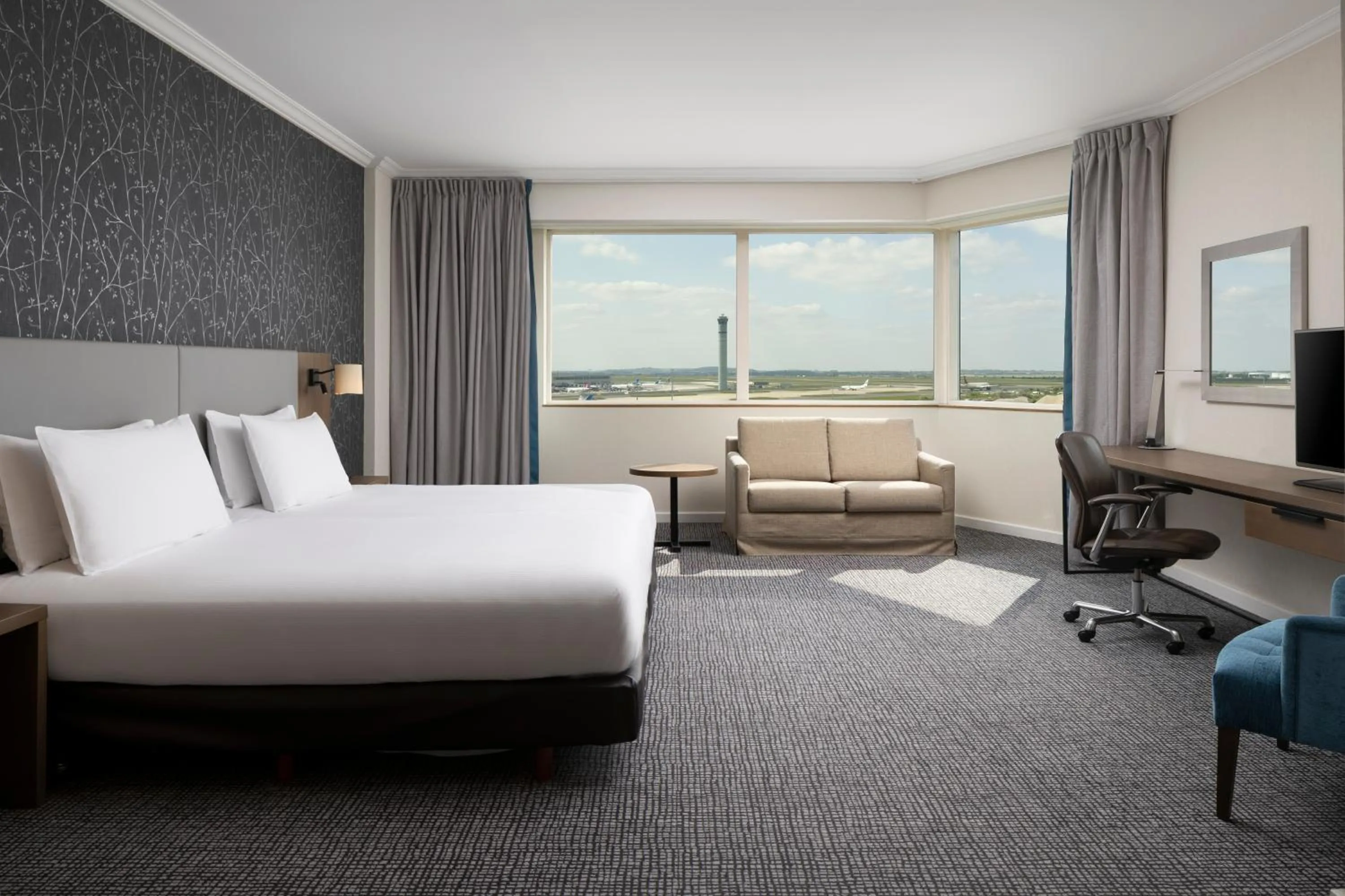 Photo of the whole room, Bed in Hilton Paris Charles De Gaulle Airport