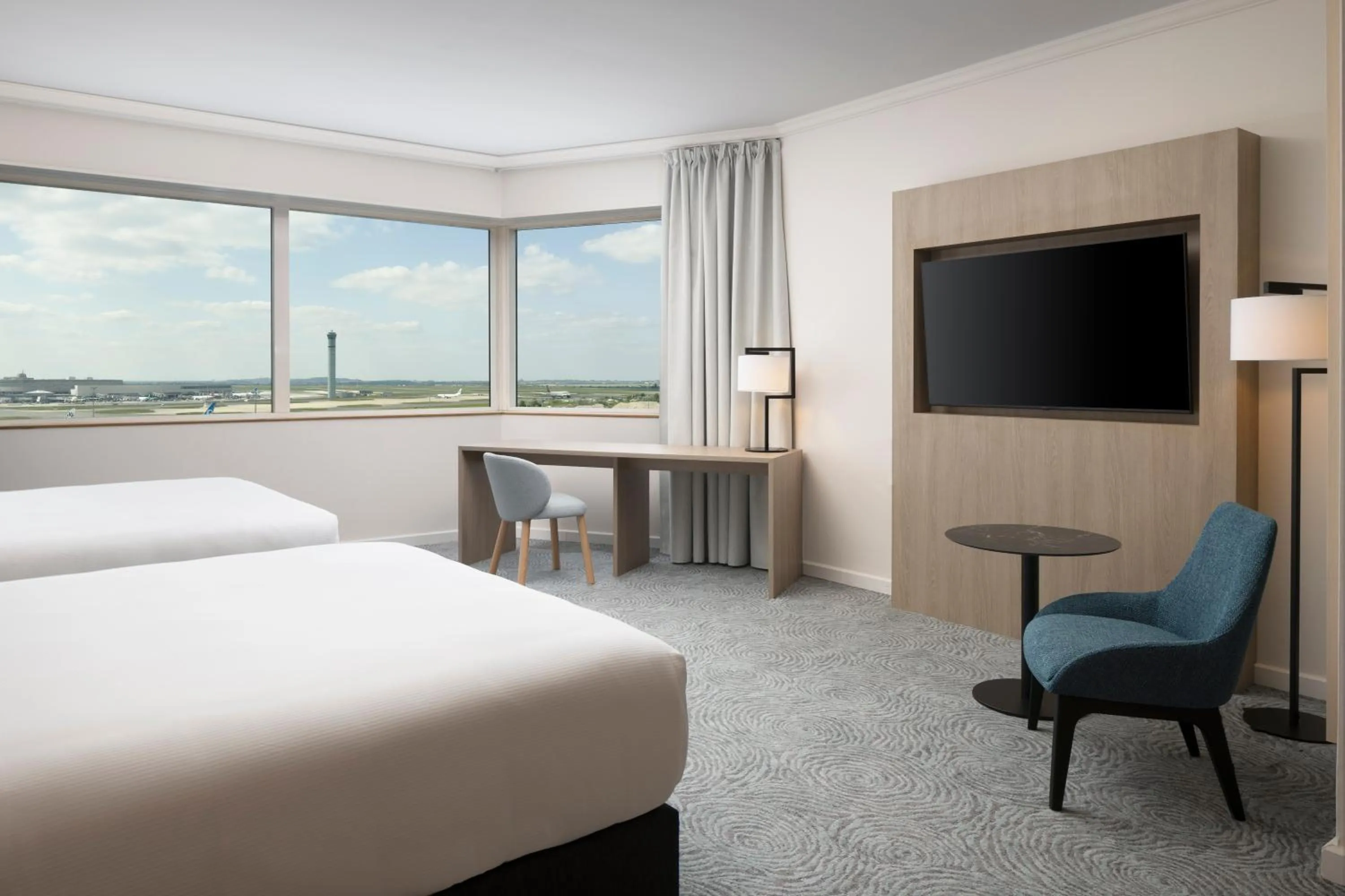 TV and multimedia, Bed in Hilton Paris Charles De Gaulle Airport