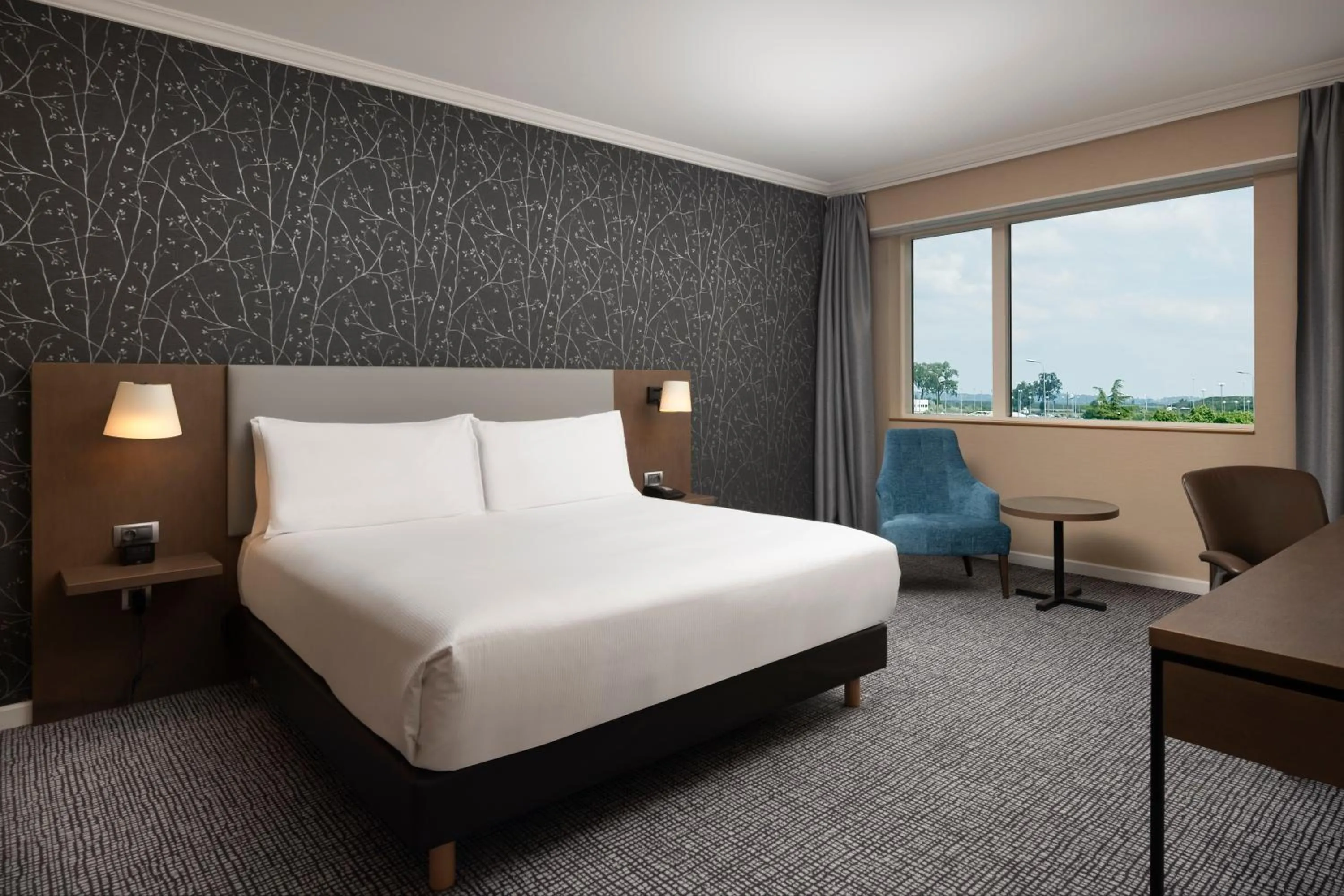 Photo of the whole room, Bed in Hilton Paris Charles De Gaulle Airport