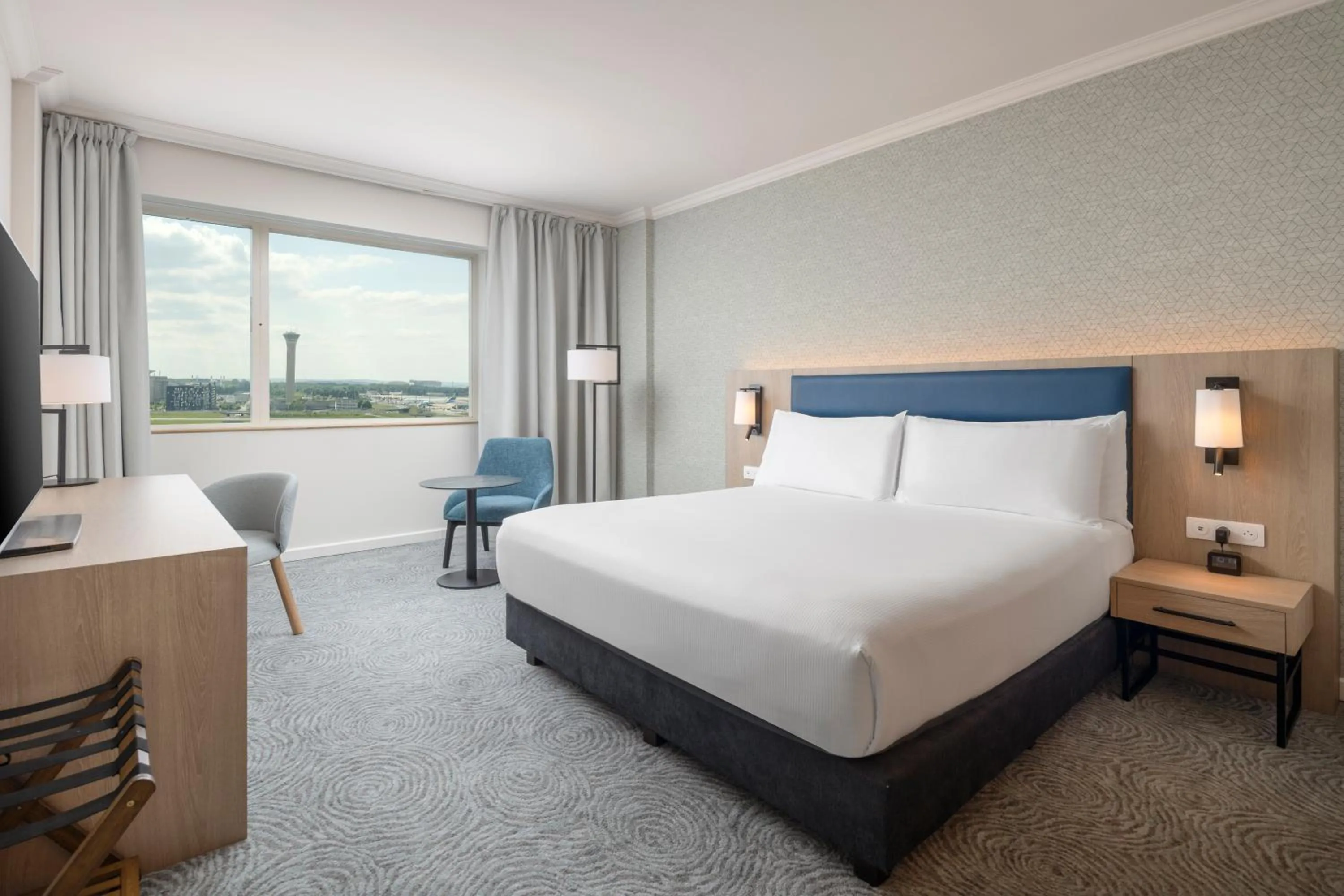 Photo of the whole room, Bed in Hilton Paris Charles De Gaulle Airport