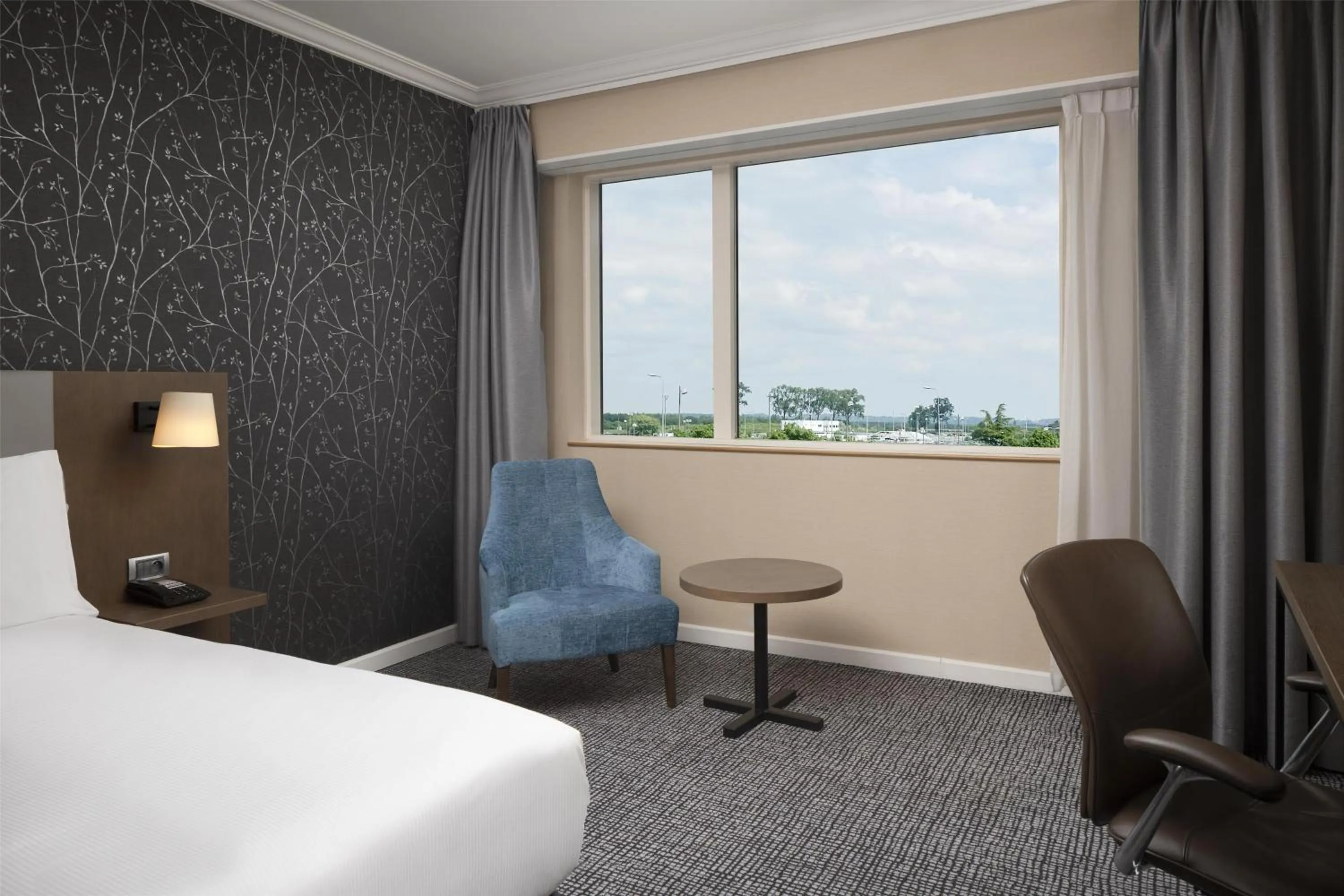 Living room, Bed in Hilton Paris Charles De Gaulle Airport