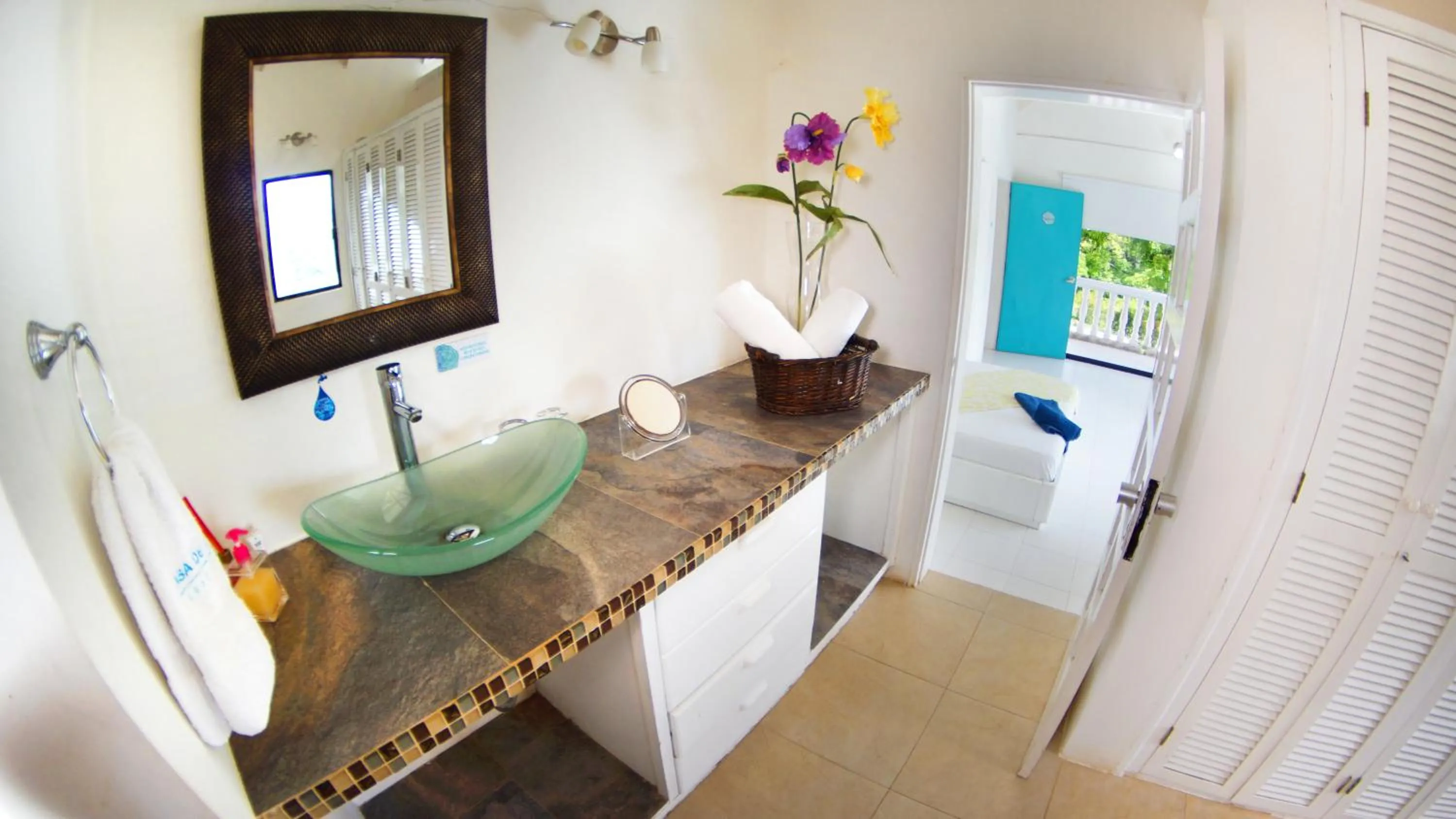 Bathroom in Casa de las Flores tropical
