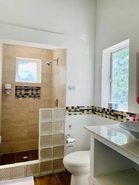 Shower in Casa de las Flores tropical