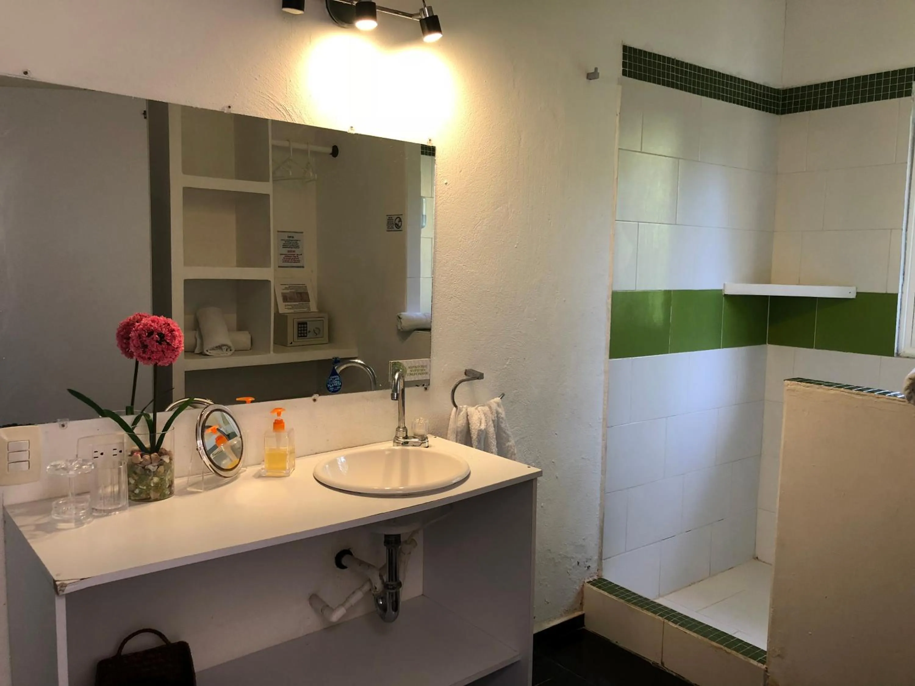 Bathroom in Casa de las Flores tropical