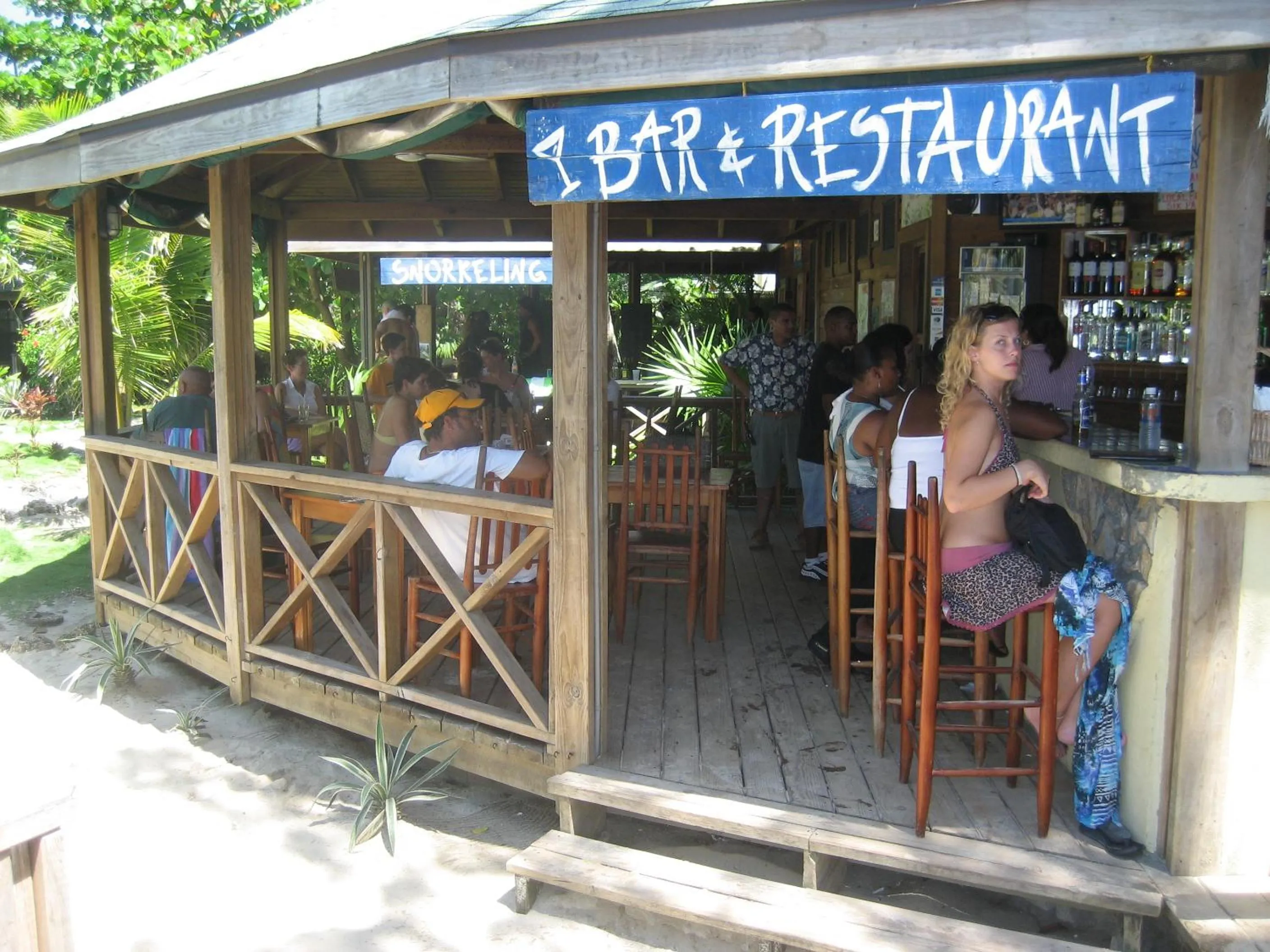 Restaurant/places to eat in Las Rocas Resort and Dive Center