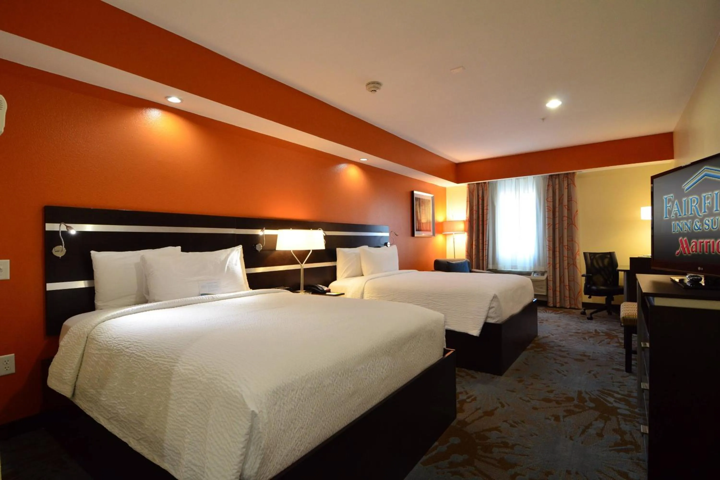 Photo of the whole room, Bed in Fairfield Inn and Suites by Marriott North Spring