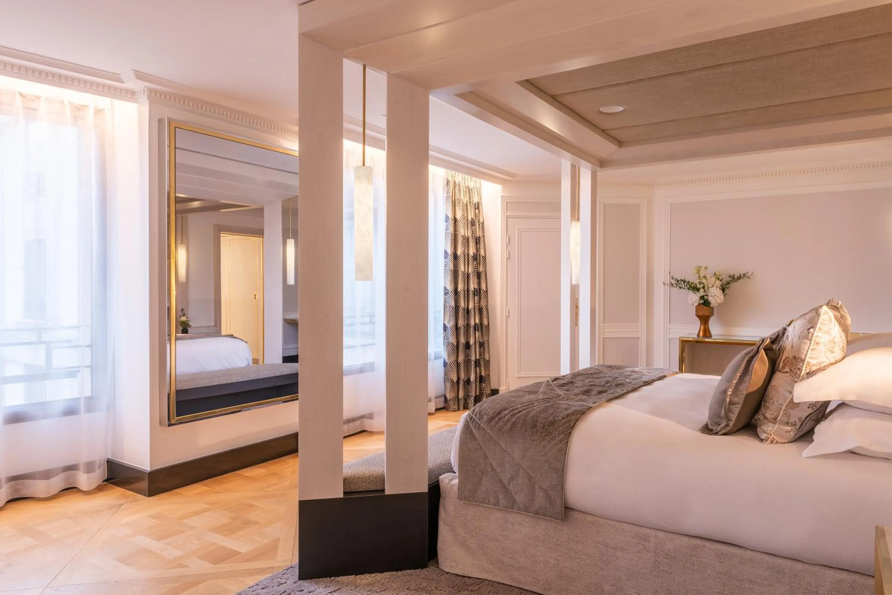 Bedroom, Bed in L'Hôtel du Collectionneur Paris