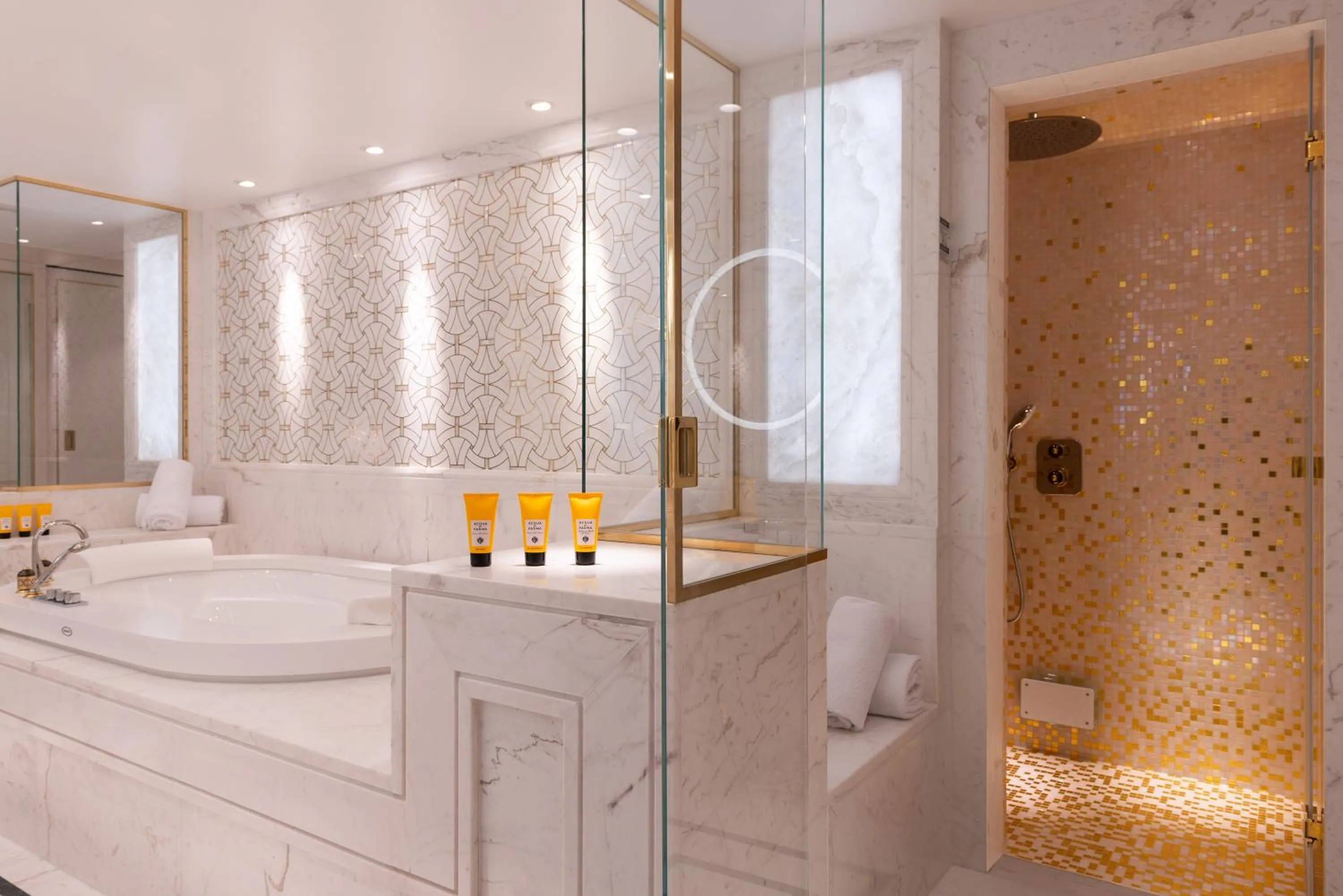 Bathroom in L'Hôtel du Collectionneur Paris