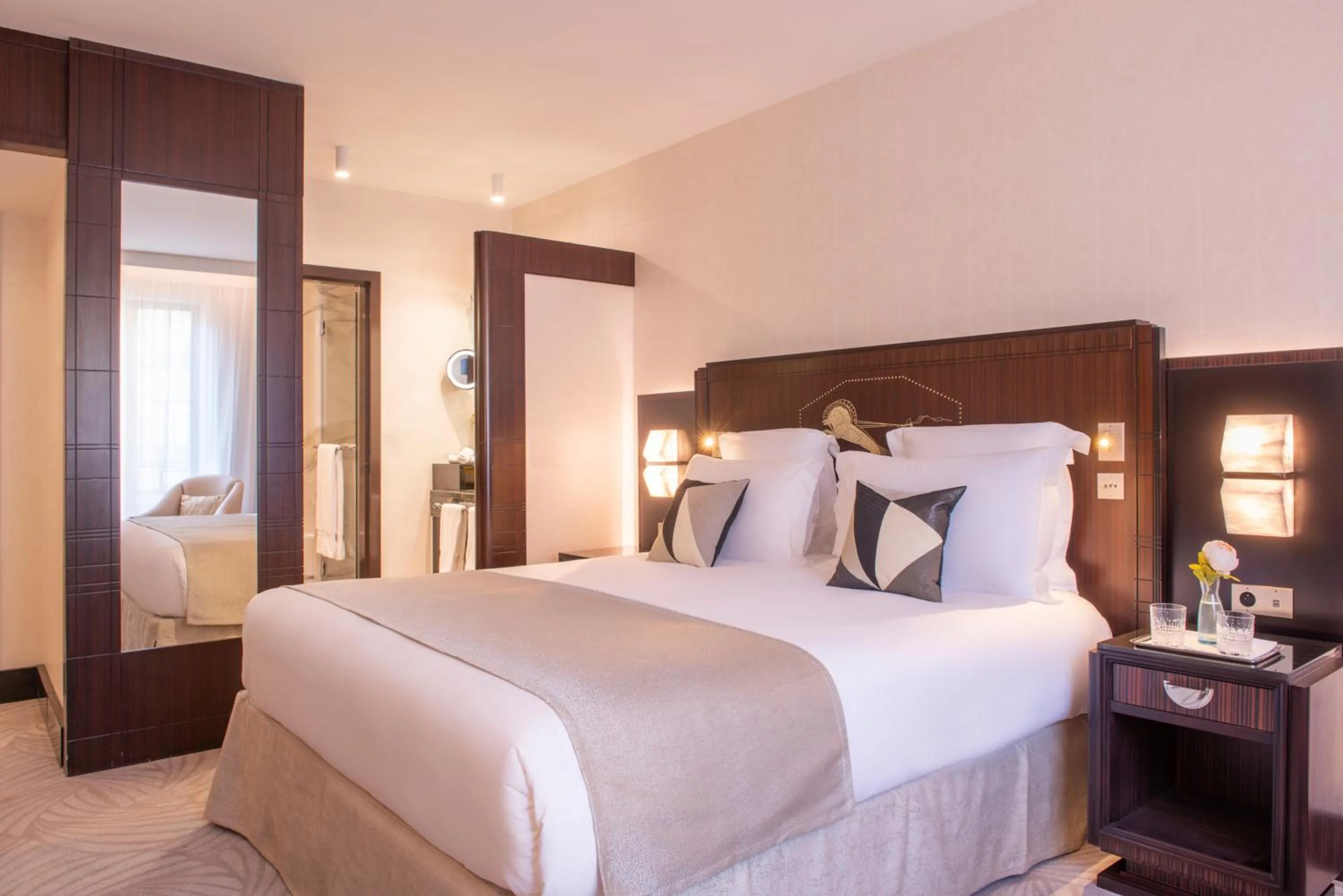 Bedroom, Bed in L'Hôtel du Collectionneur Paris