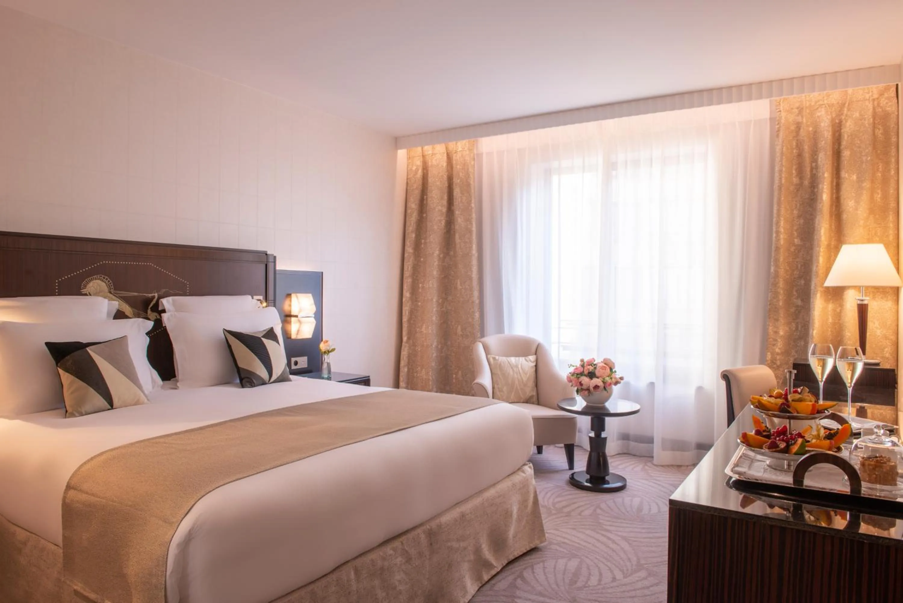 Bedroom, Bed in L'Hôtel du Collectionneur Paris