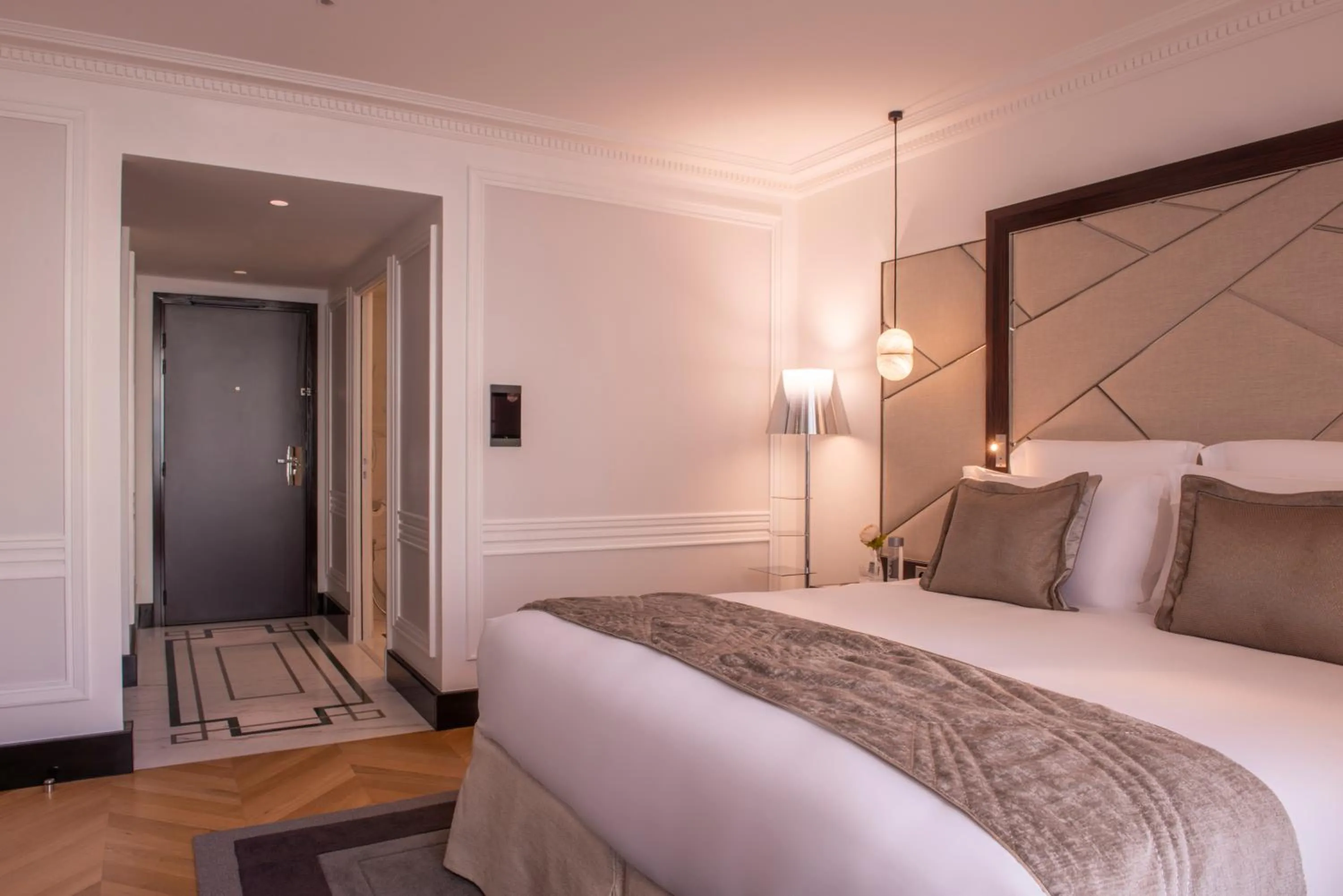 Bedroom, Bed in L'Hôtel du Collectionneur Paris