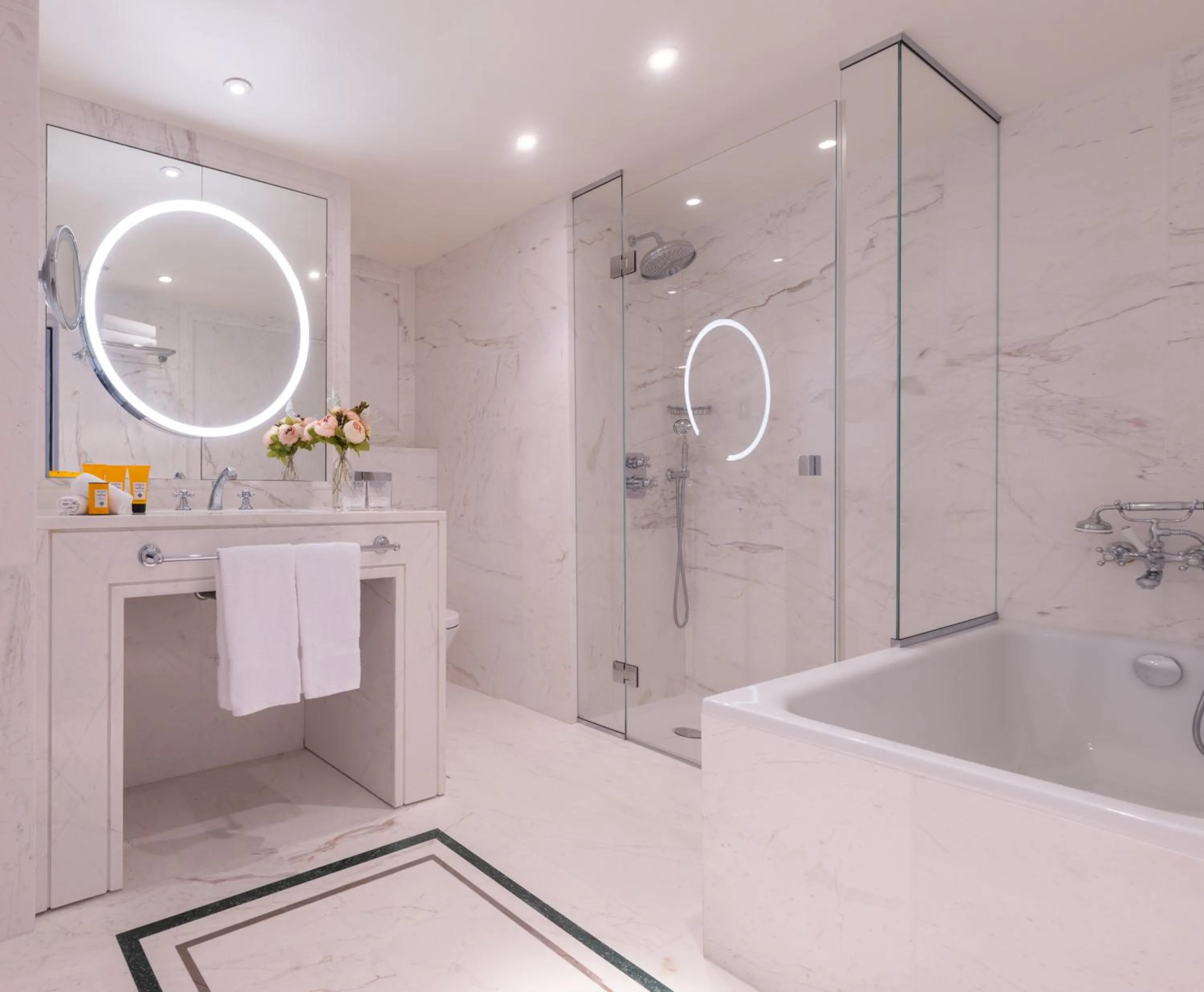 Bathroom in L'Hôtel du Collectionneur Paris