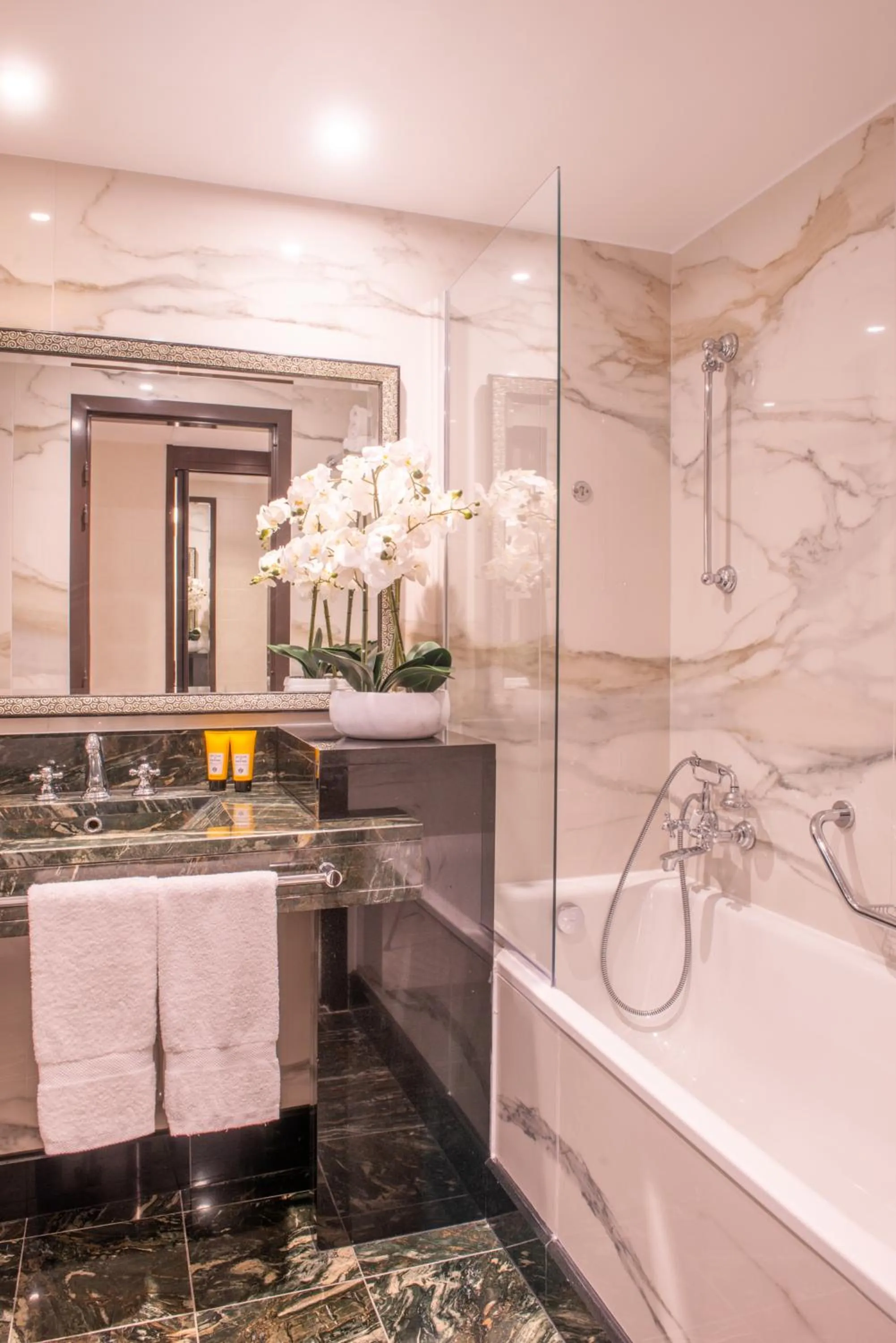 Bathroom in L'Hôtel du Collectionneur Paris