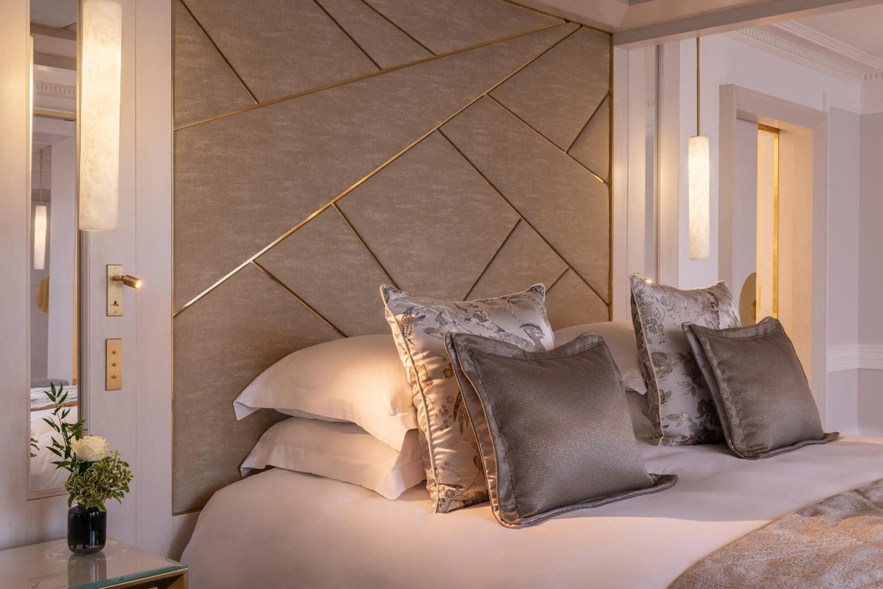 Bedroom, Bed in L'Hôtel du Collectionneur Paris
