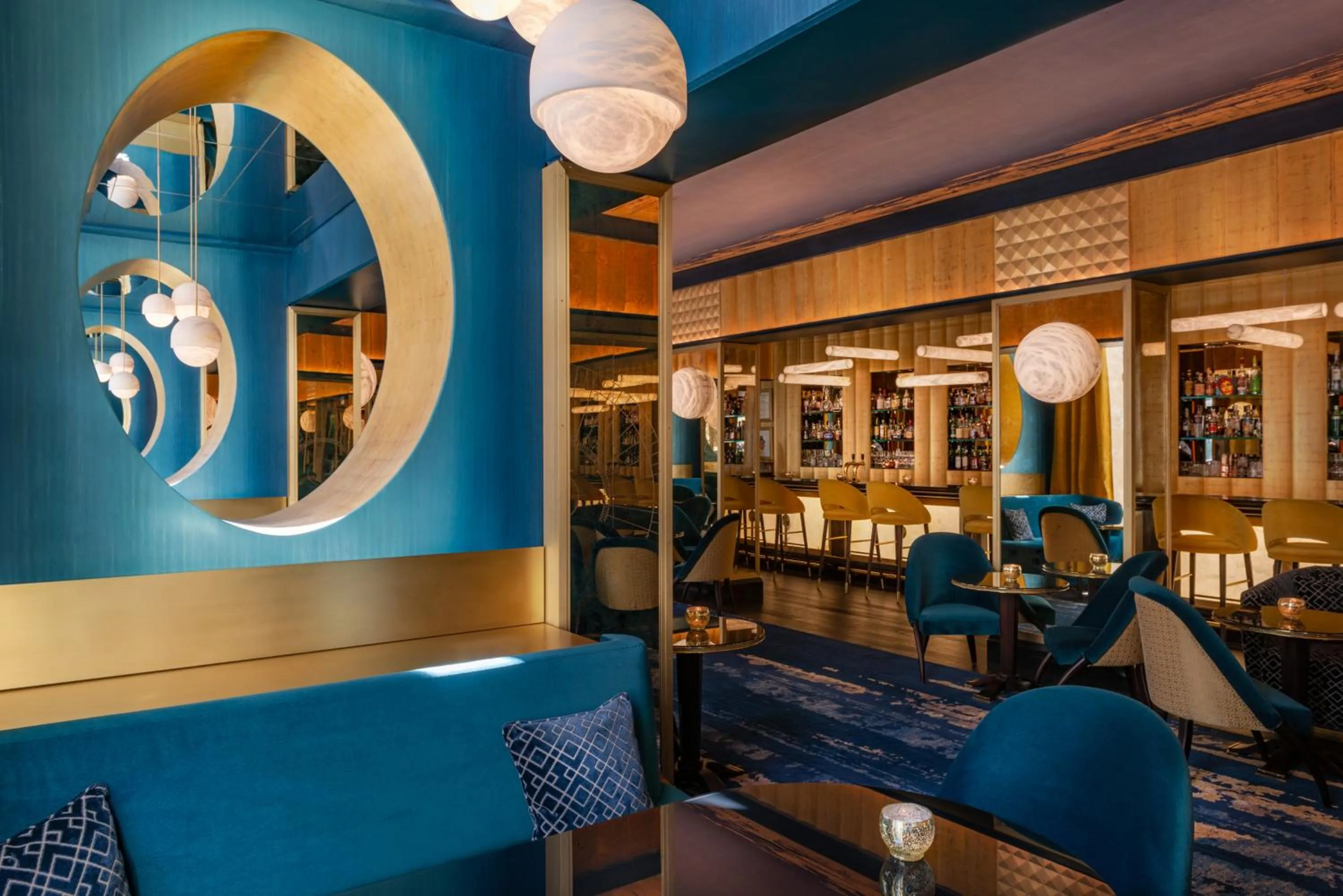 Lounge or bar in L'Hôtel du Collectionneur Paris