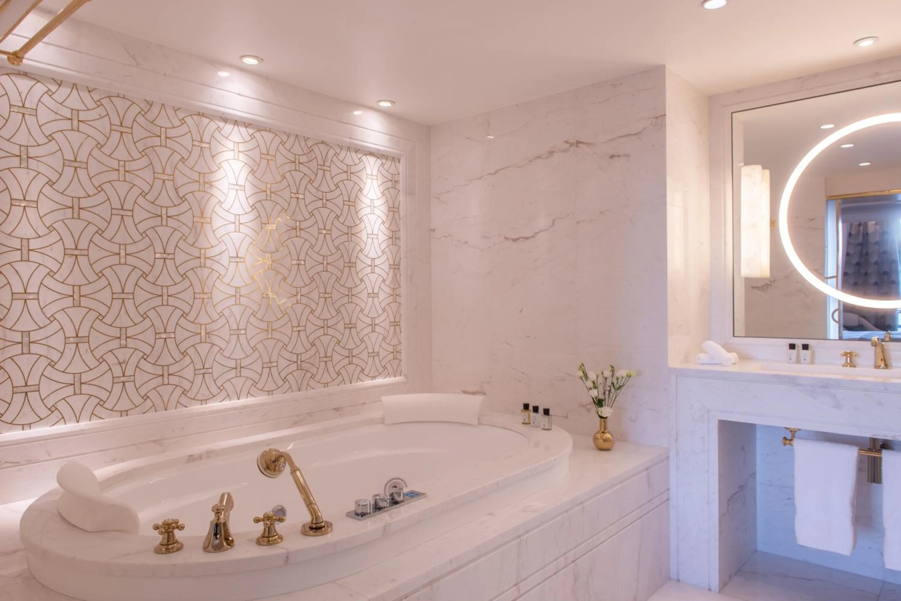 Bathroom in L'Hôtel du Collectionneur Paris