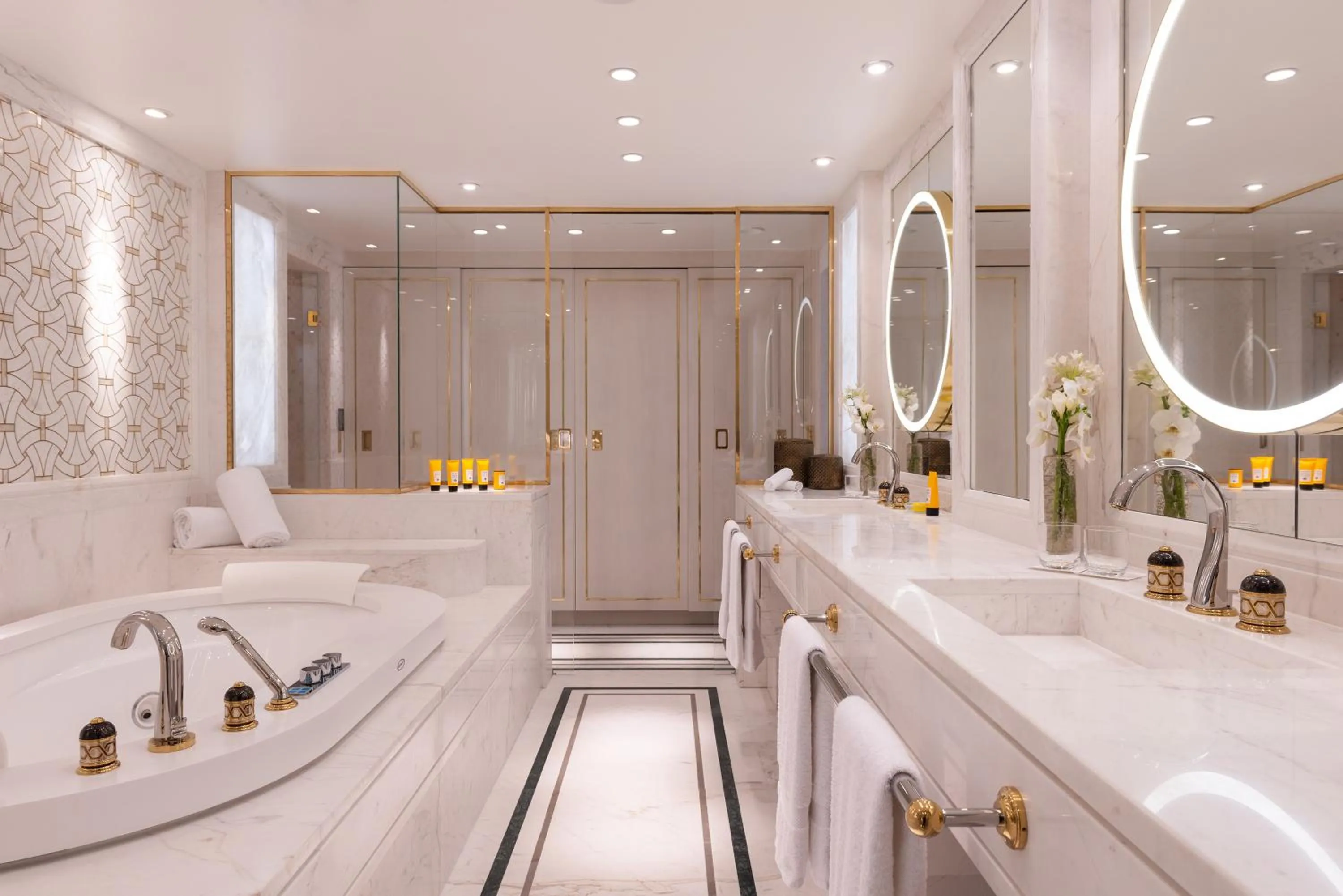 Bathroom in L'Hôtel du Collectionneur Paris