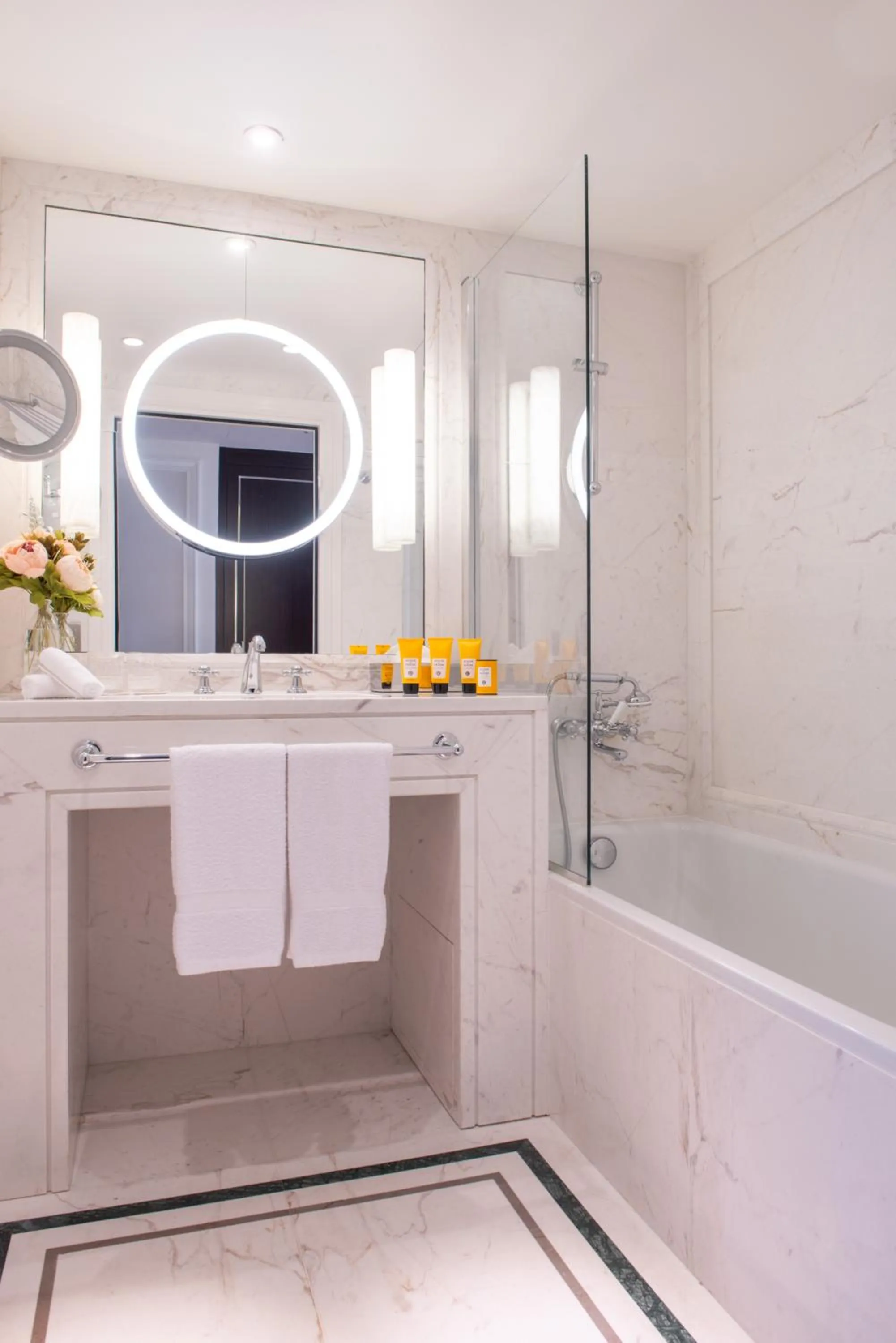 Bathroom in L'Hôtel du Collectionneur Paris