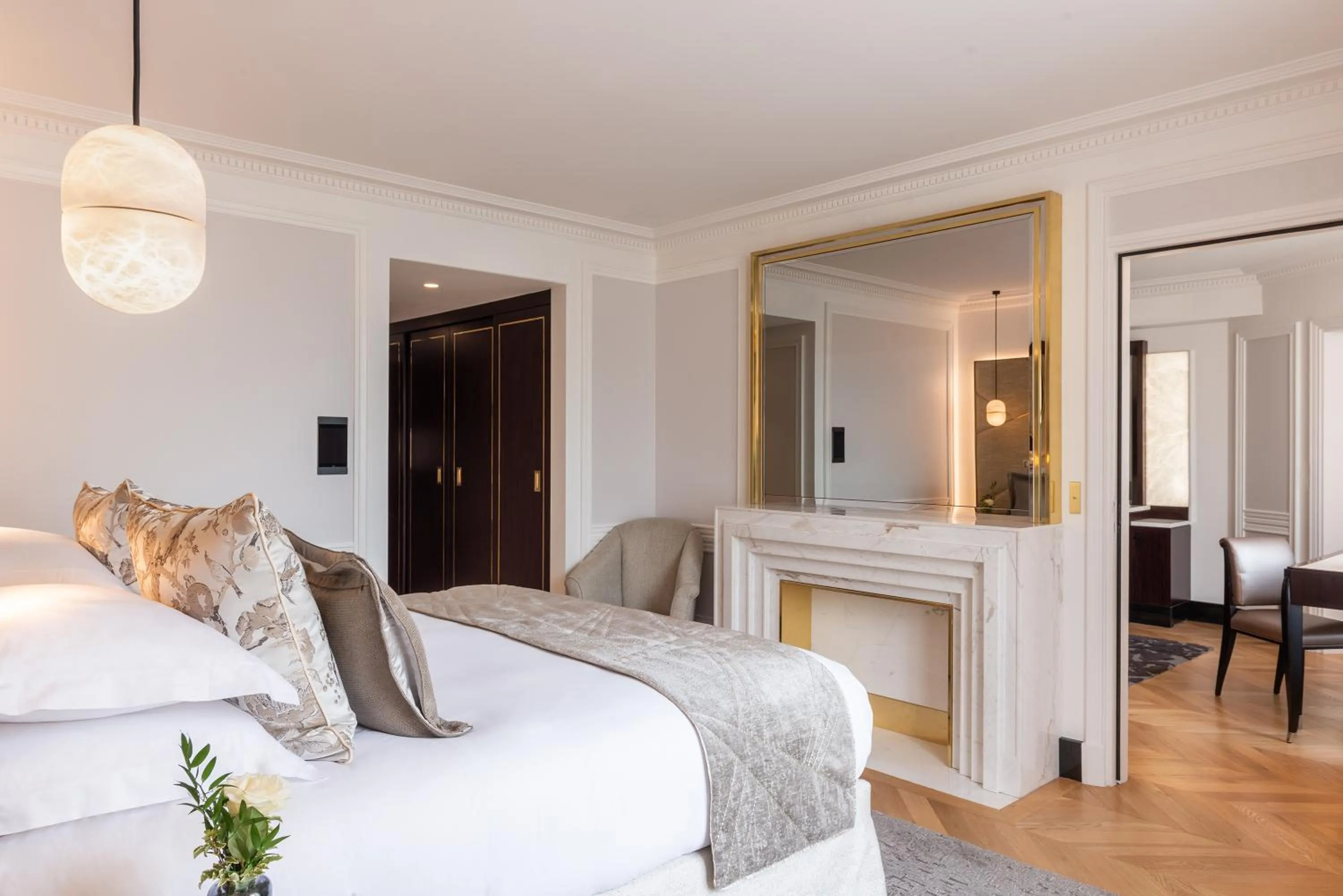 Bedroom, Bed in L'Hôtel du Collectionneur Paris