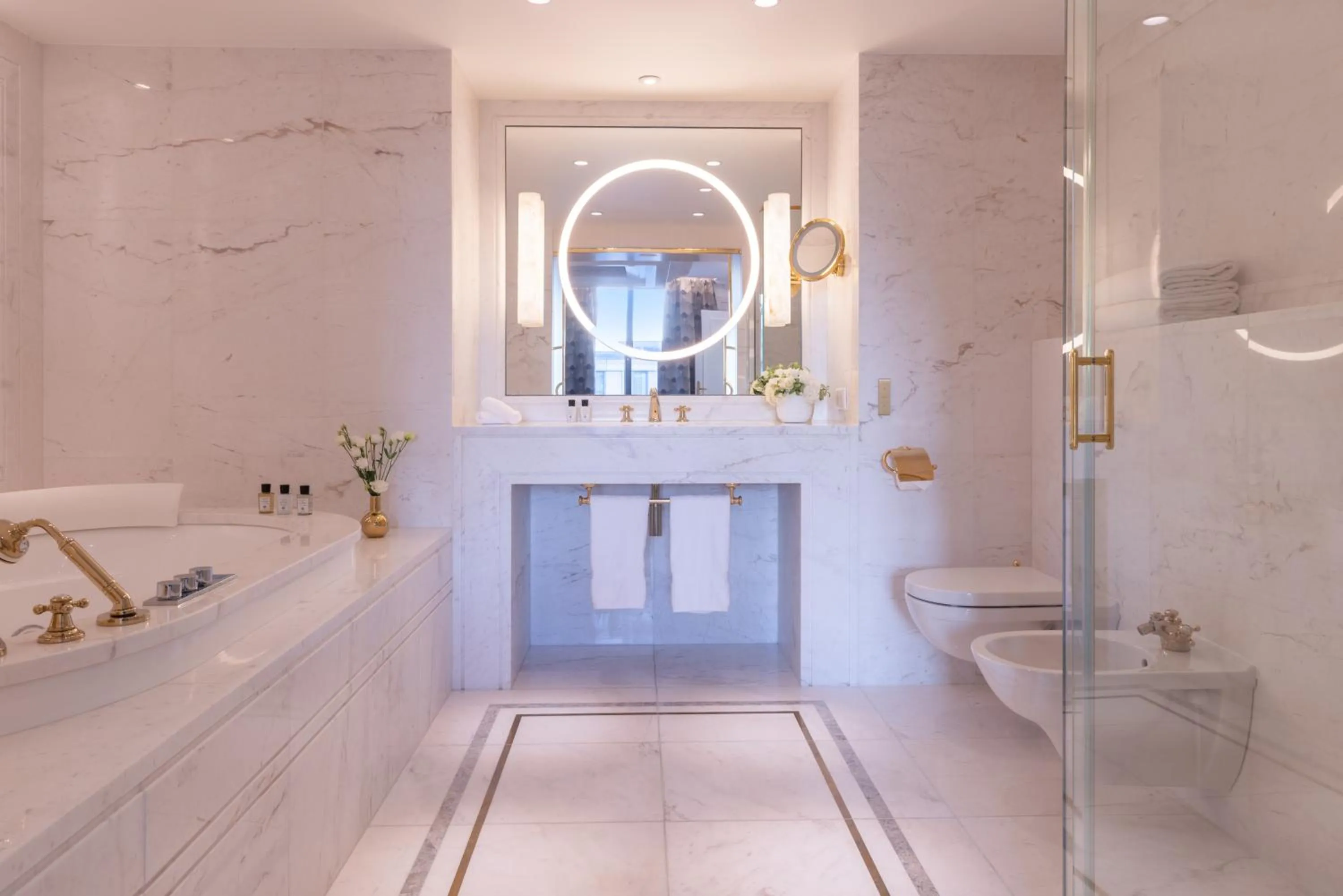 Bathroom in L'Hôtel du Collectionneur Paris