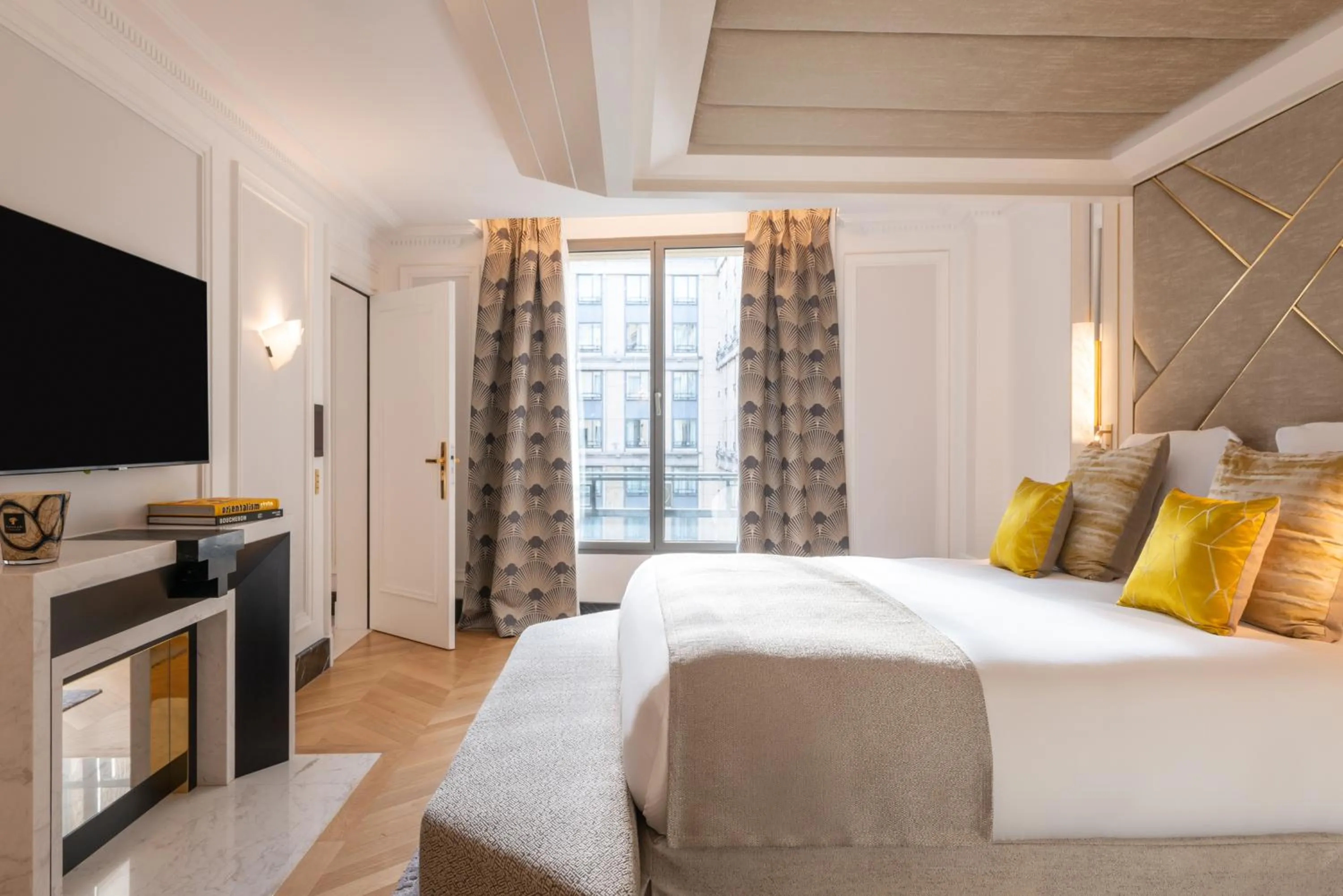 Bedroom, Bed in L'Hôtel du Collectionneur Paris