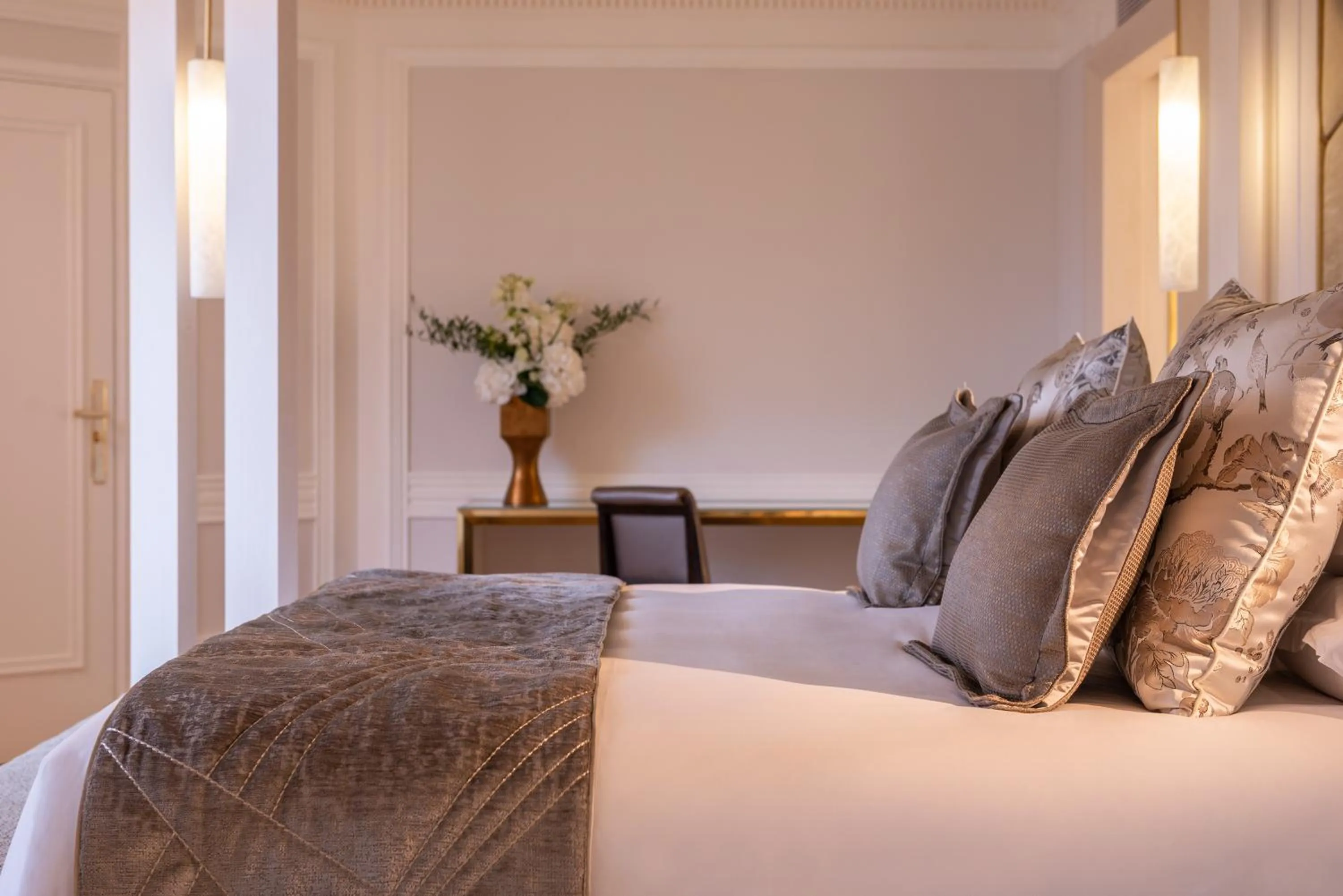 Bedroom, Bed in L'Hôtel du Collectionneur Paris