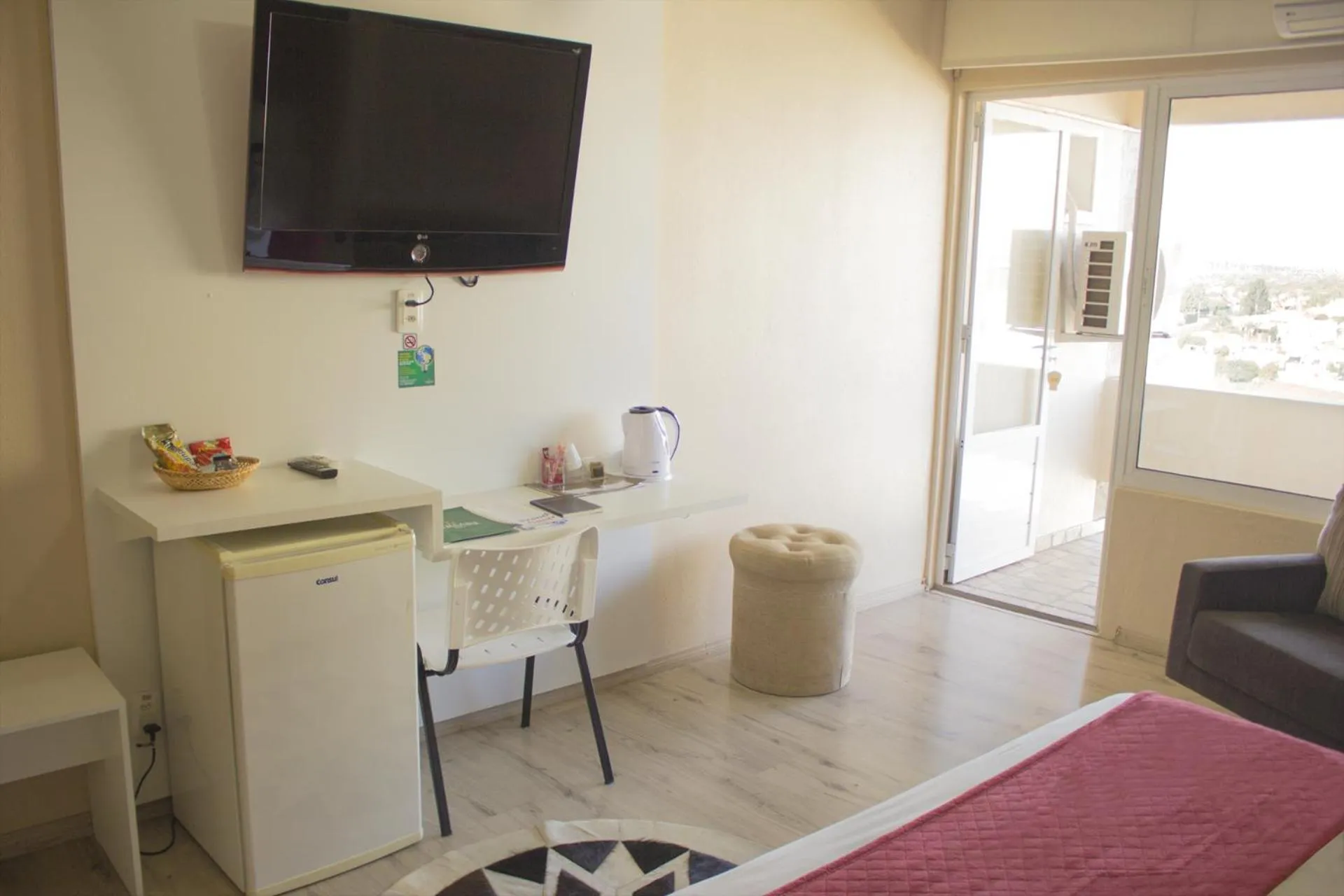 Coffee/tea facilities in San Remo Hotel