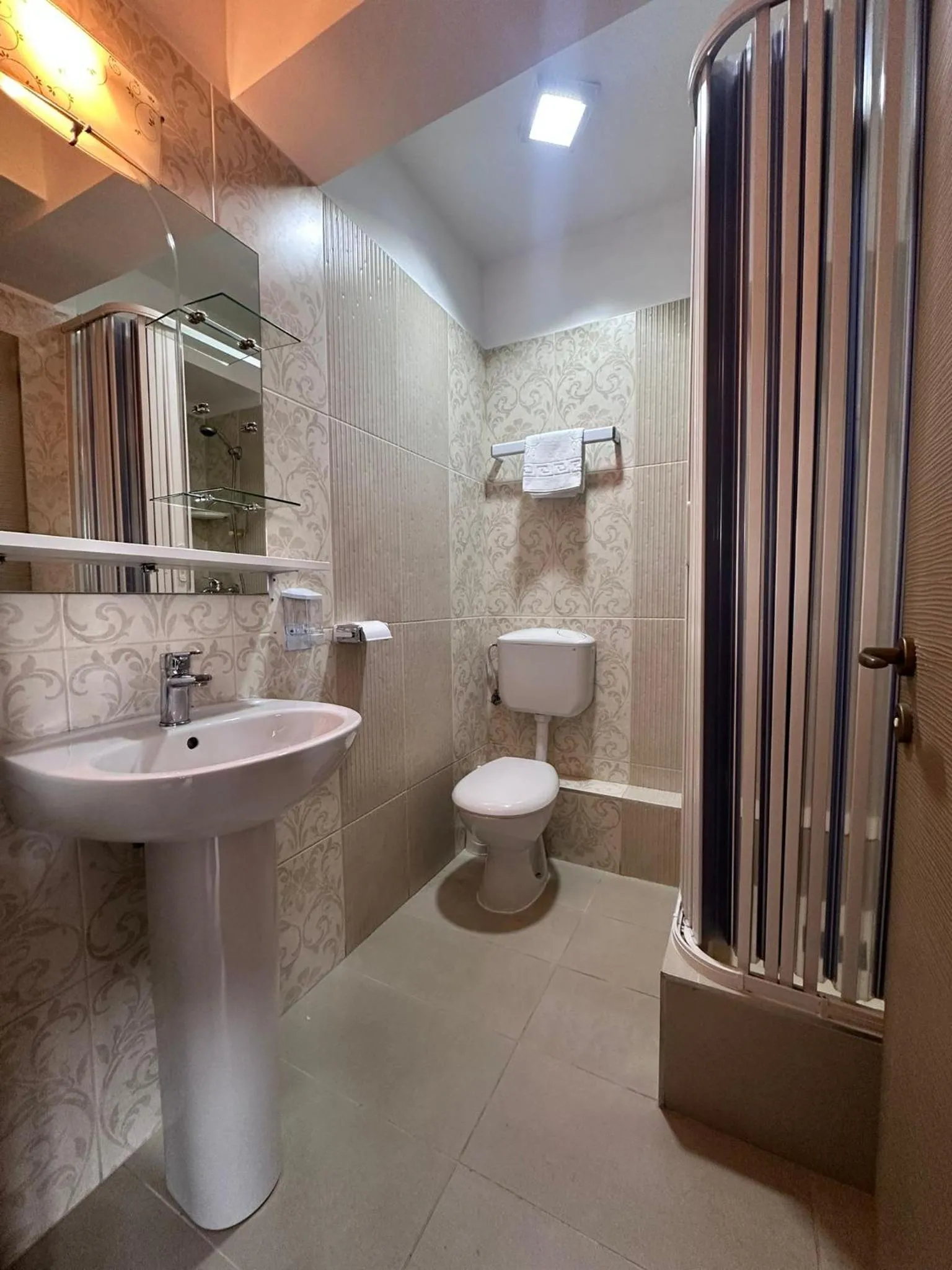 Shower in Hotel Gala