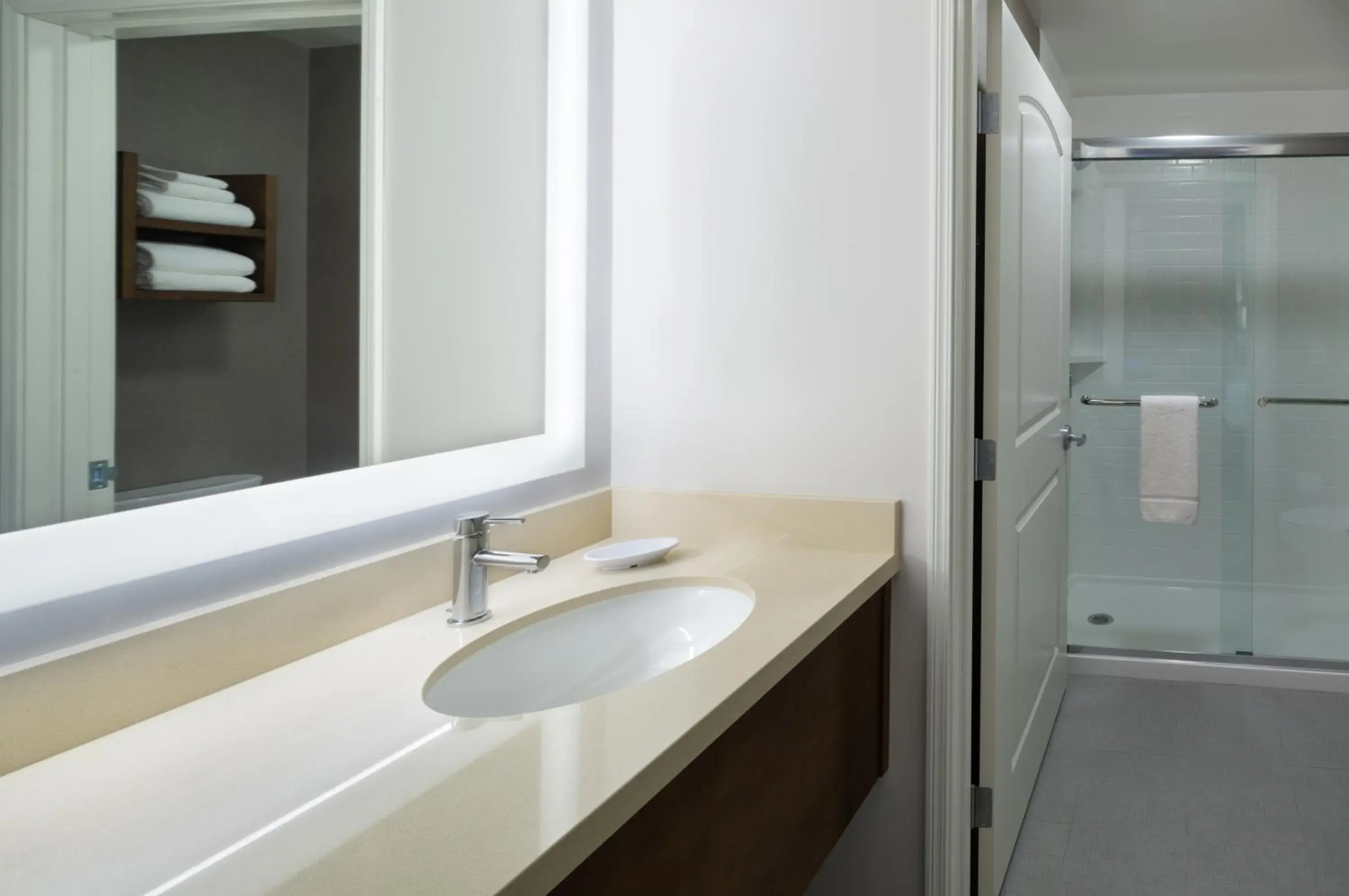 One-Bedroom Queen Suite - Hearing Accessible - Non-Smoking in Staybridge Suites - Phoenix – Biltmore Area by IHG One-Bedroom Queen Suite - Hearing Accessible - Non-Smoking in Staybridge Suites - Phoenix – Biltmore Area by IHG