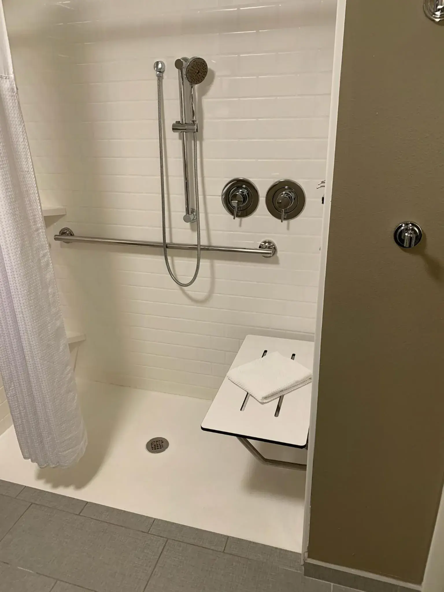 King Room - Accessible Roll Shower - Non-Smoking in Staybridge Suites - Vero Beach by IHG King Room - Accessible Roll Shower - Non-Smoking in Staybridge Suites - Vero Beach by IHG
