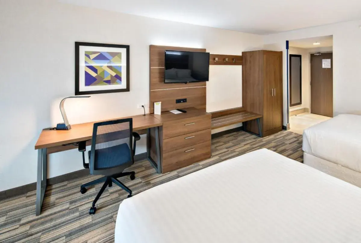 TV and multimedia, Bed in Holiday Inn Express & Suites - Nashville MetroCenter Downtown by IHG TV and multimedia, Bed in Holiday Inn Express & Suites - Nashville MetroCenter Downtown by IHG