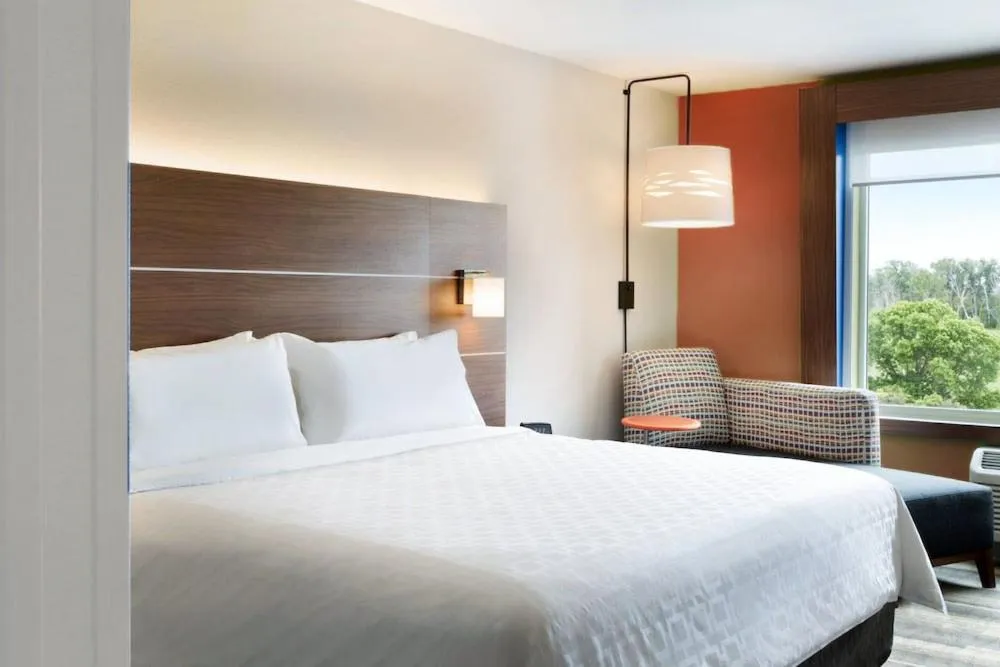 Bed in Holiday Inn Express & Suites - Nashville MetroCenter Downtown by IHG