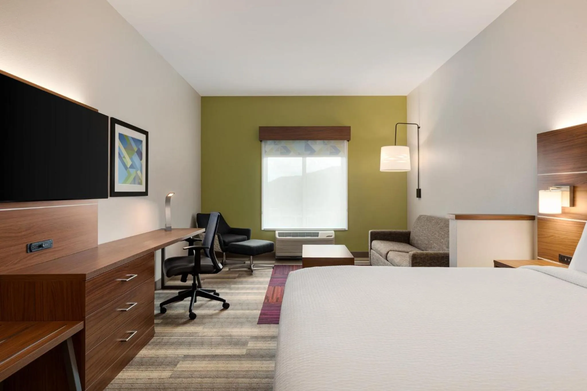 Photo of the whole room, Bed in Holiday Inn Express & Suites - Dalton - Walnut Ave by IHG