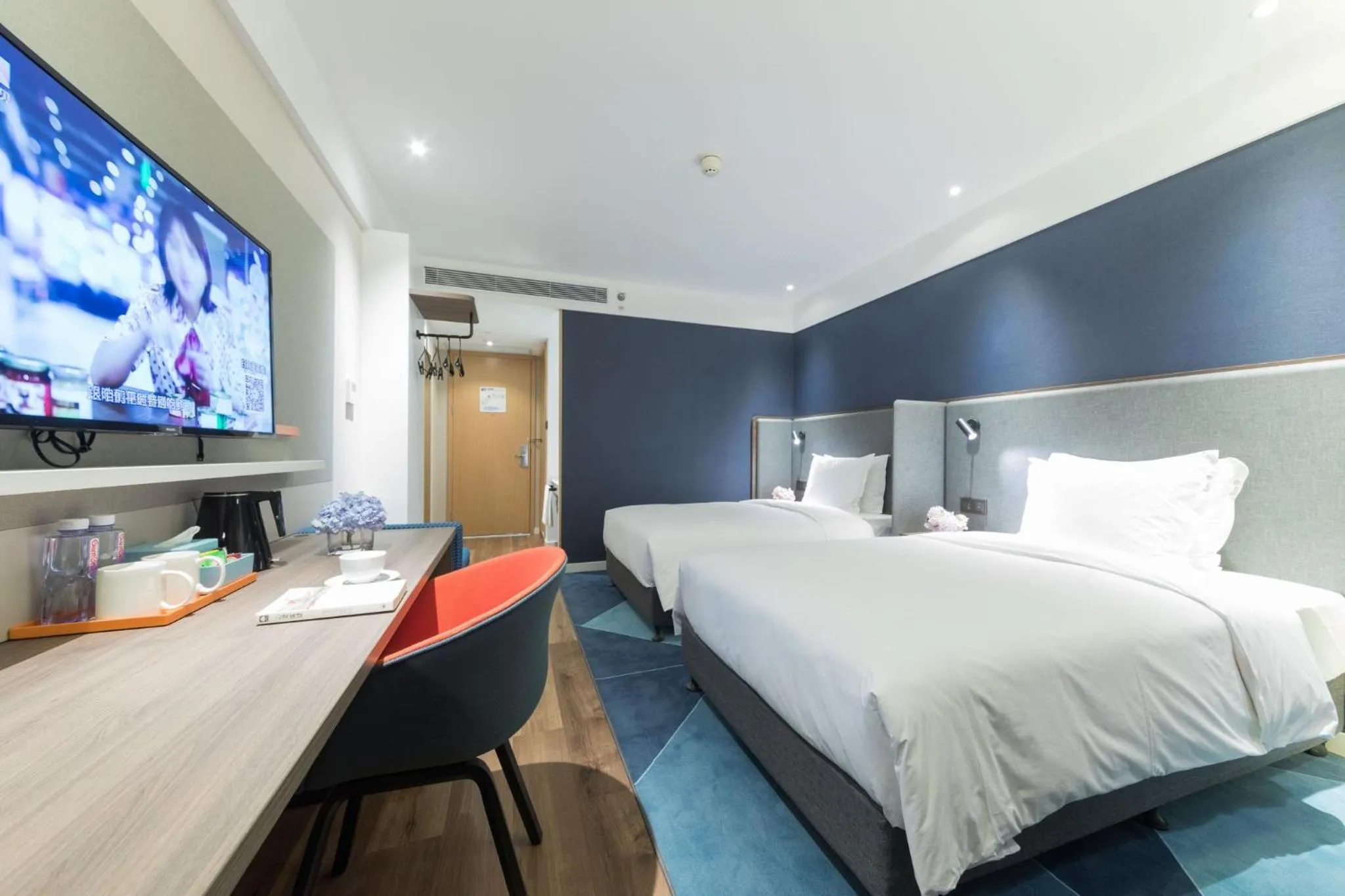 Photo of the whole room, Bed in Holiday Inn Express Shanghai Jiading Center by IHG