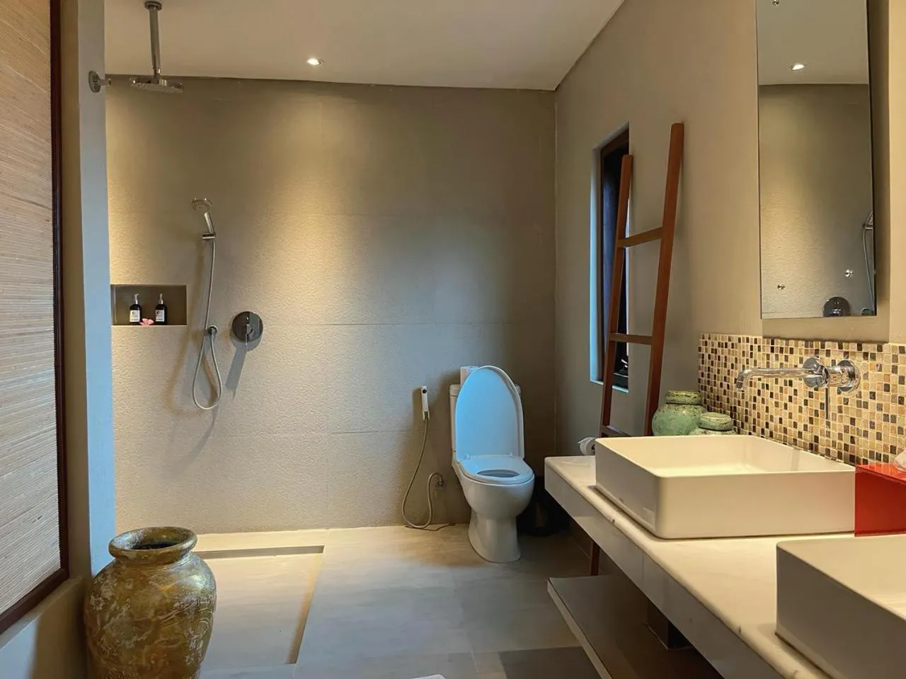 Shower in The Moonci
