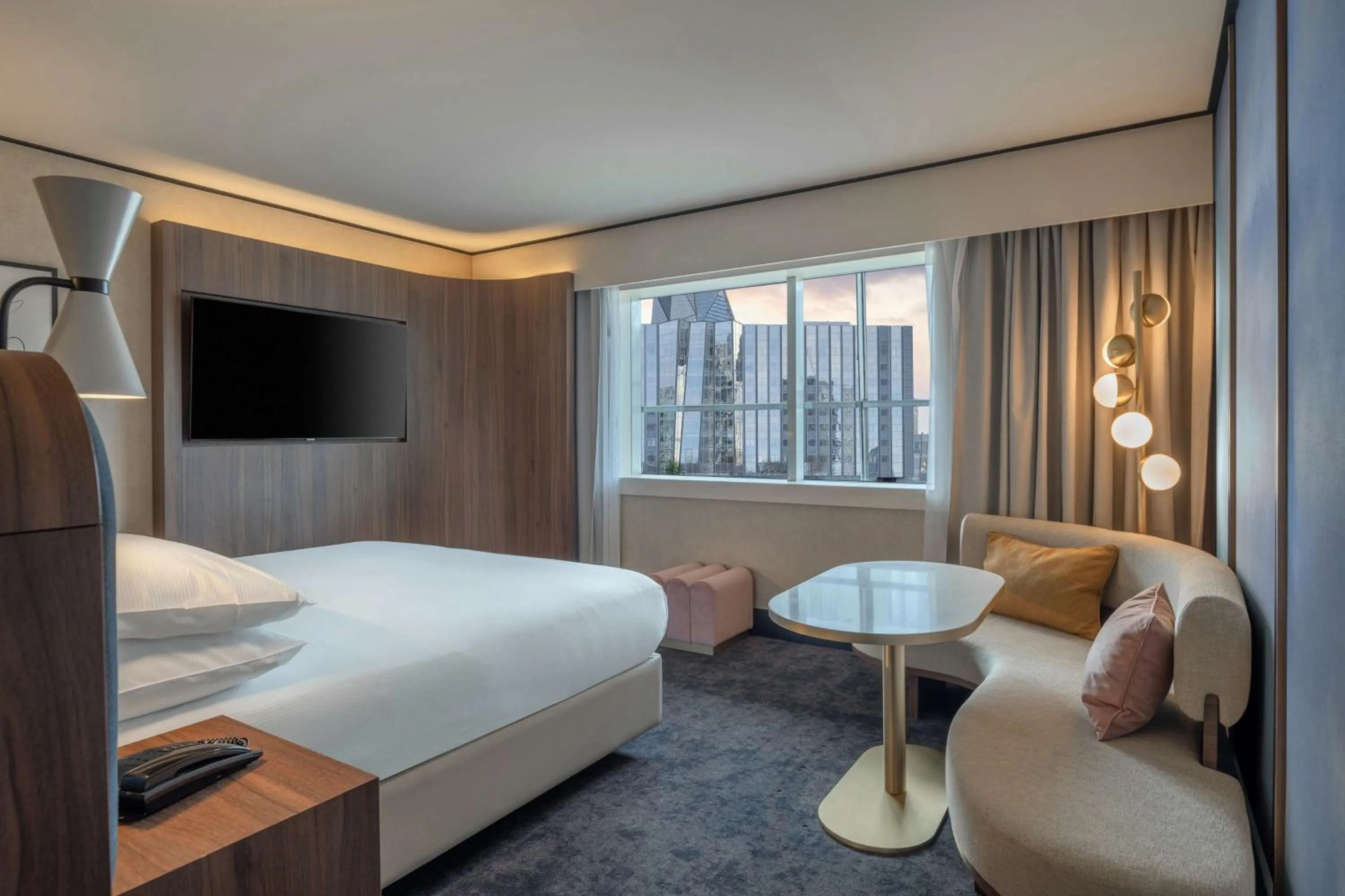 Living room, Bed in Hilton Paris La Défense