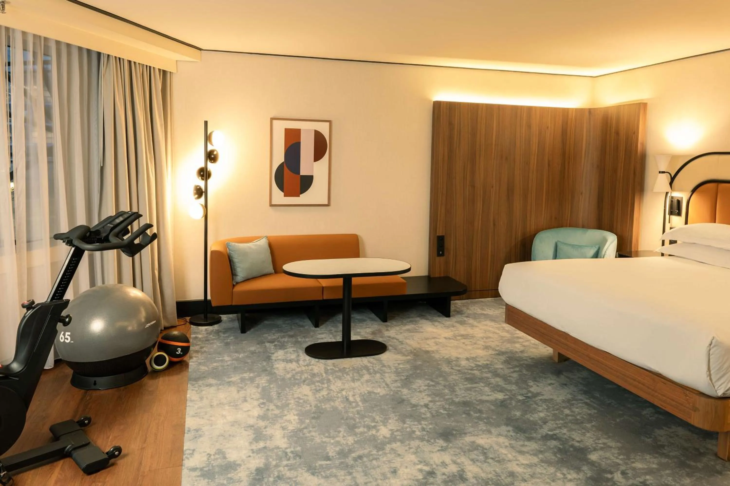 Living room, Bed in Hilton Paris La Défense