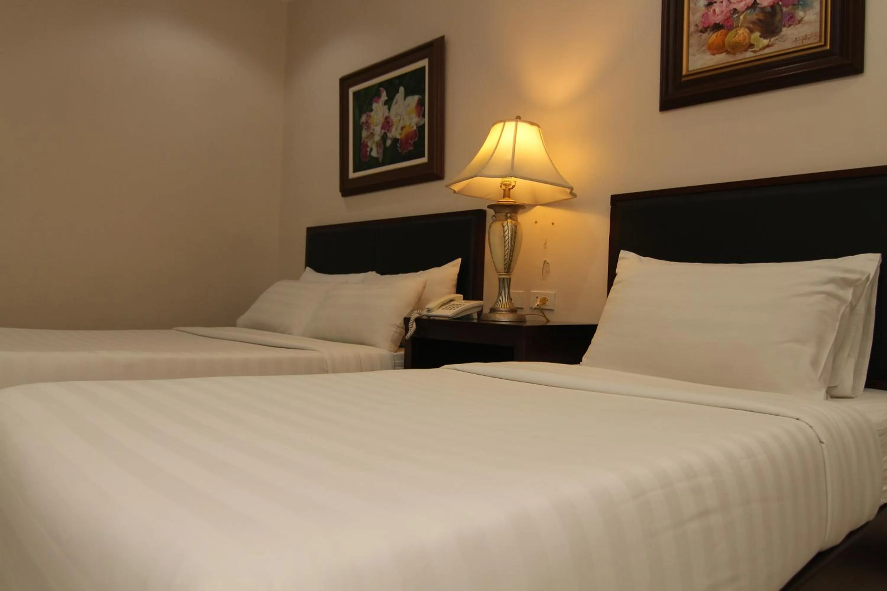 Bedroom, Bed in Main Hotel & Suites