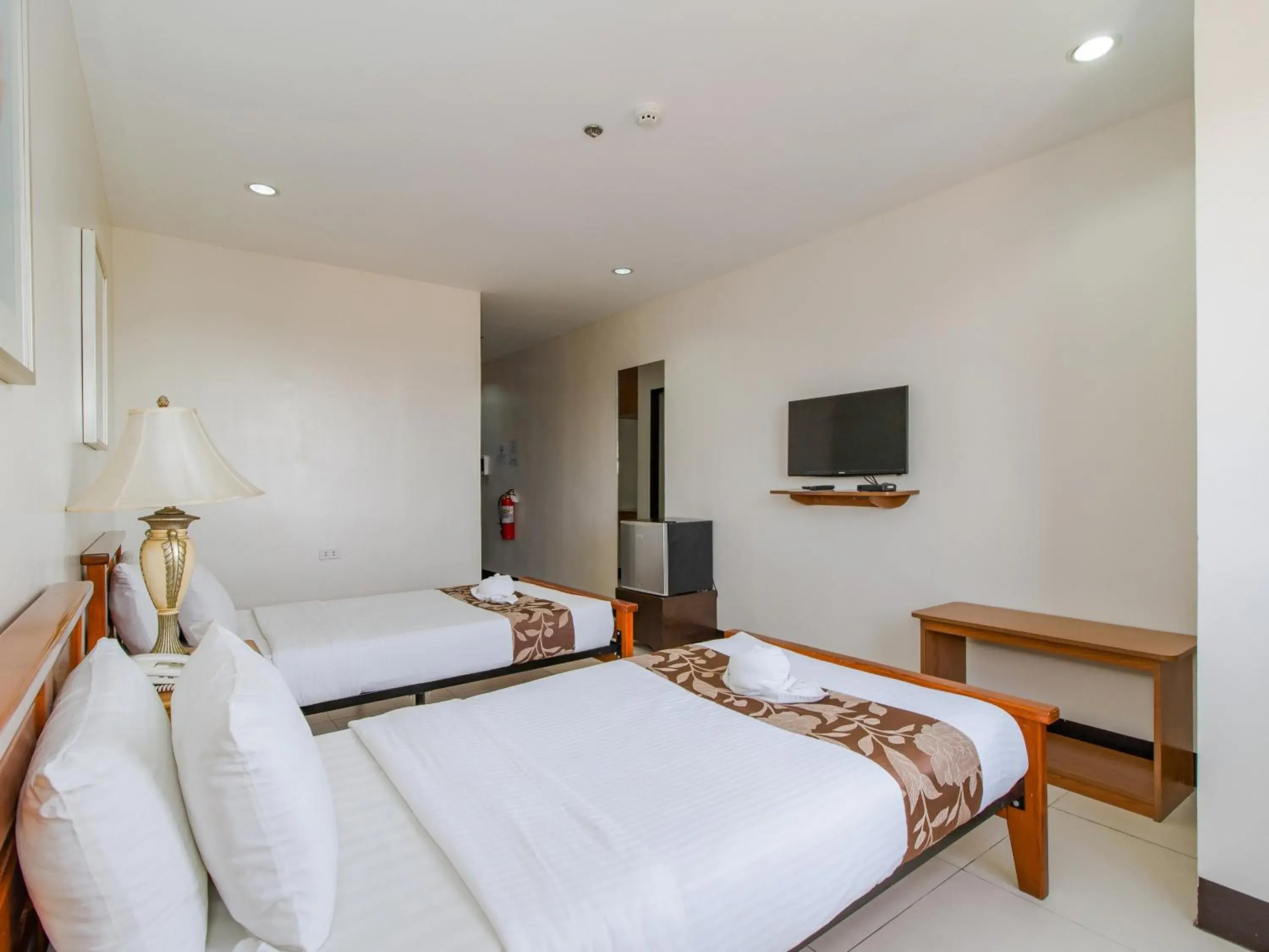 Bed in Main Hotel & Suites Bed in Main Hotel & Suites