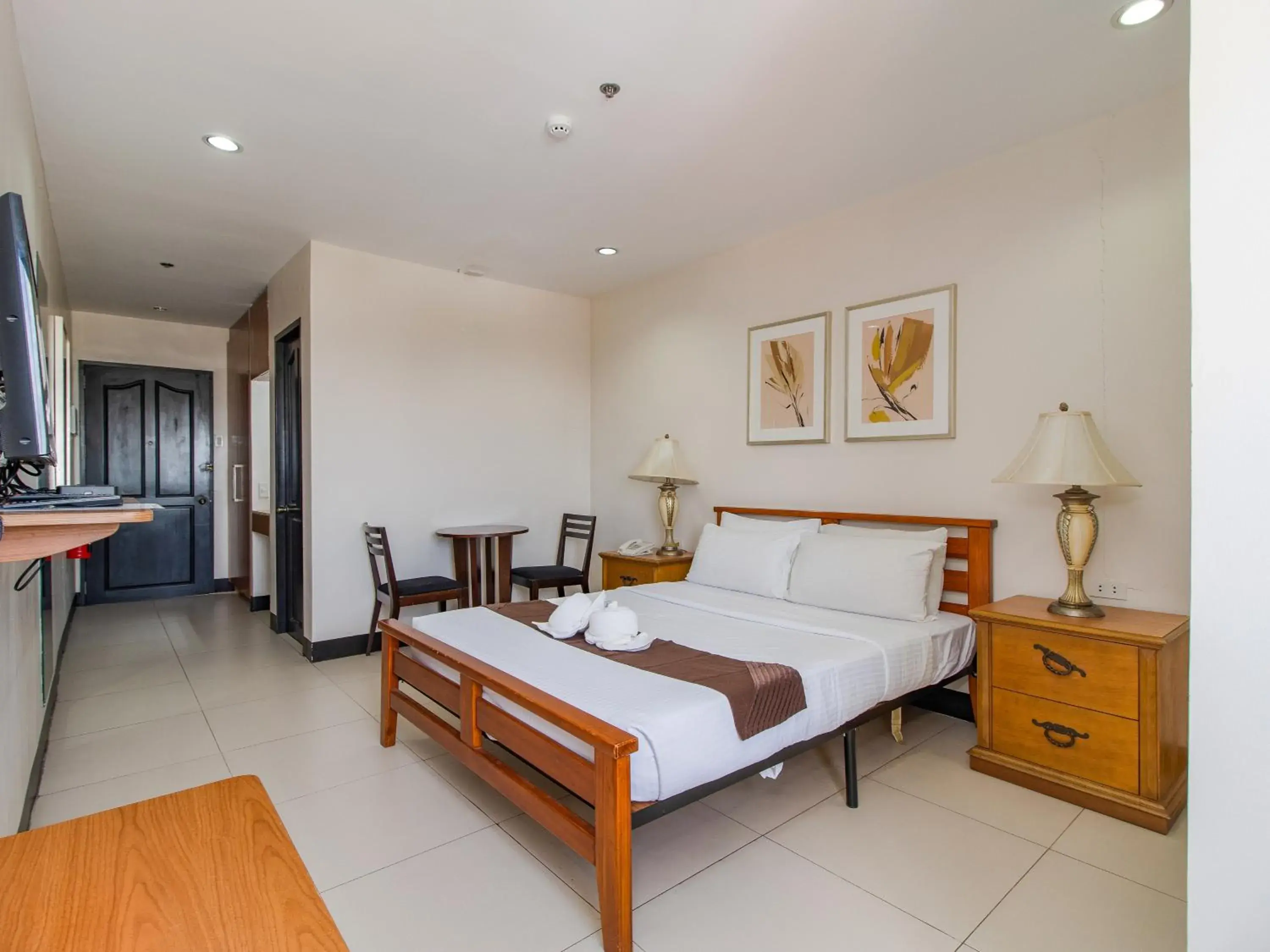 Bed in Main Hotel & Suites Bed in Main Hotel & Suites