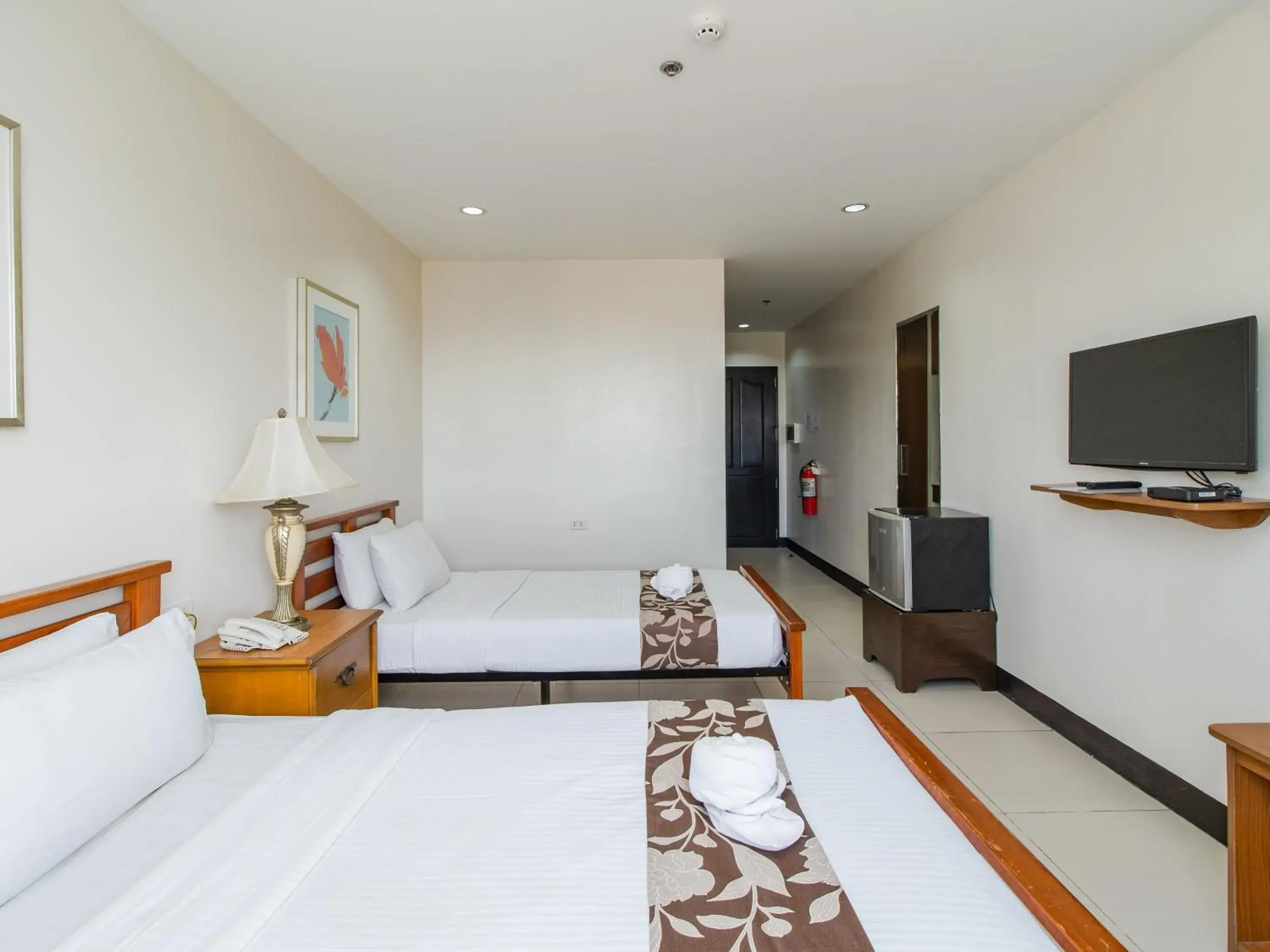 Communal lounge/ TV room, Bed in Main Hotel & Suites Communal lounge/ TV room, Bed in Main Hotel & Suites